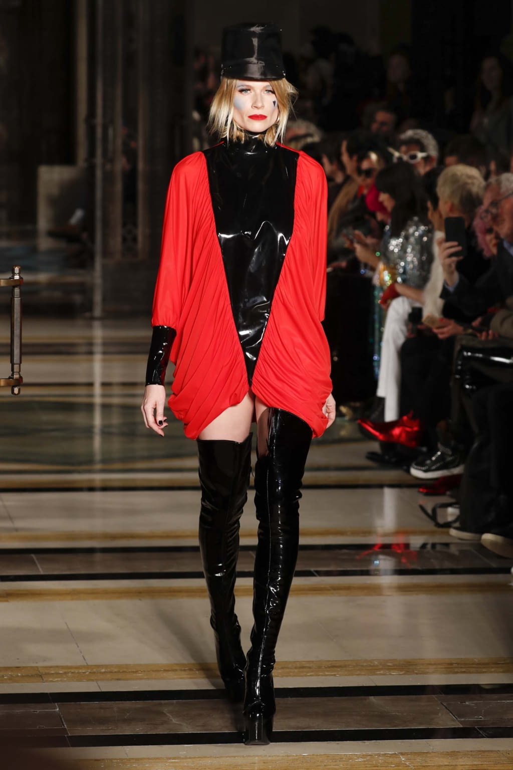 Fashion Week London Fall/Winter 2018 look 1 from the Pam Hogg collection 女装