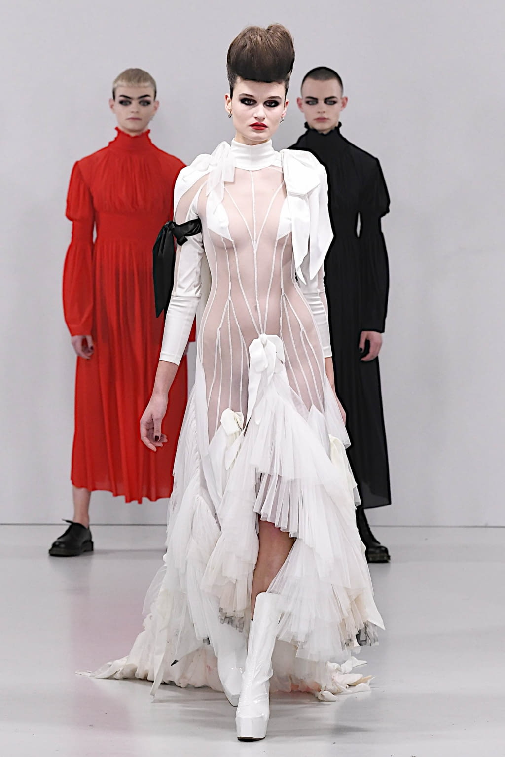 Fashion Week London Fall/Winter 2020 look 2 from the Pam Hogg collection 女装