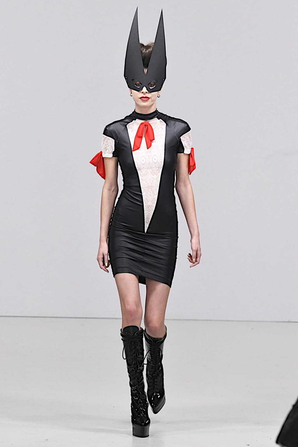 Fashion Week London Fall/Winter 2020 look 6 from the Pam Hogg collection 女装
