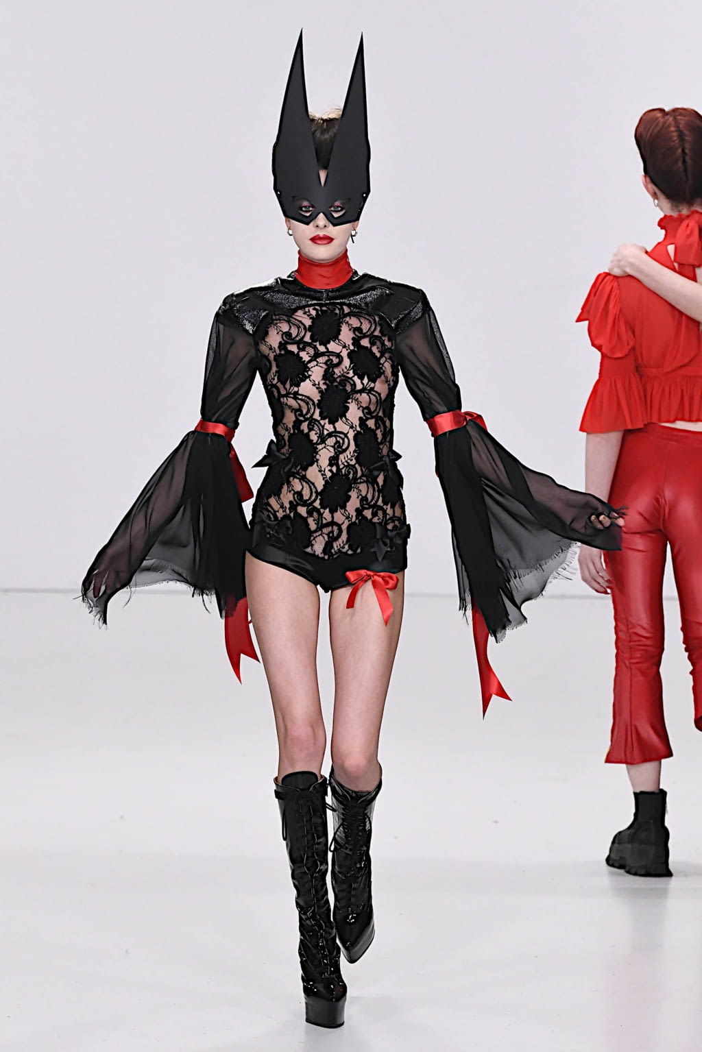 Fashion Week London Fall/Winter 2020 look 22 from the Pam Hogg collection 女装
