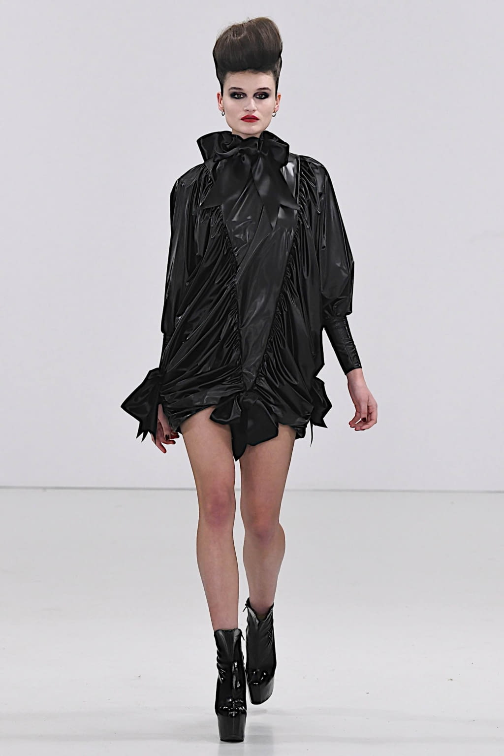 Fashion Week London Fall/Winter 2020 look 23 from the Pam Hogg collection 女装