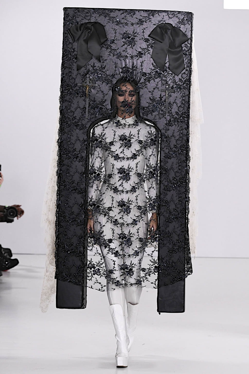 Fashion Week London Fall/Winter 2020 look 39 from the Pam Hogg collection 女装