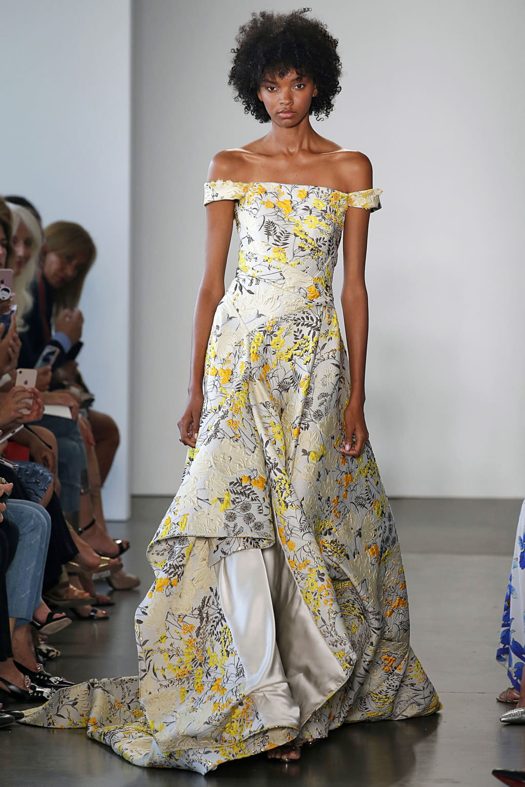 Fashion Week New York Spring/Summer 2019 look 33 from the Pamella Roland collection 女装
