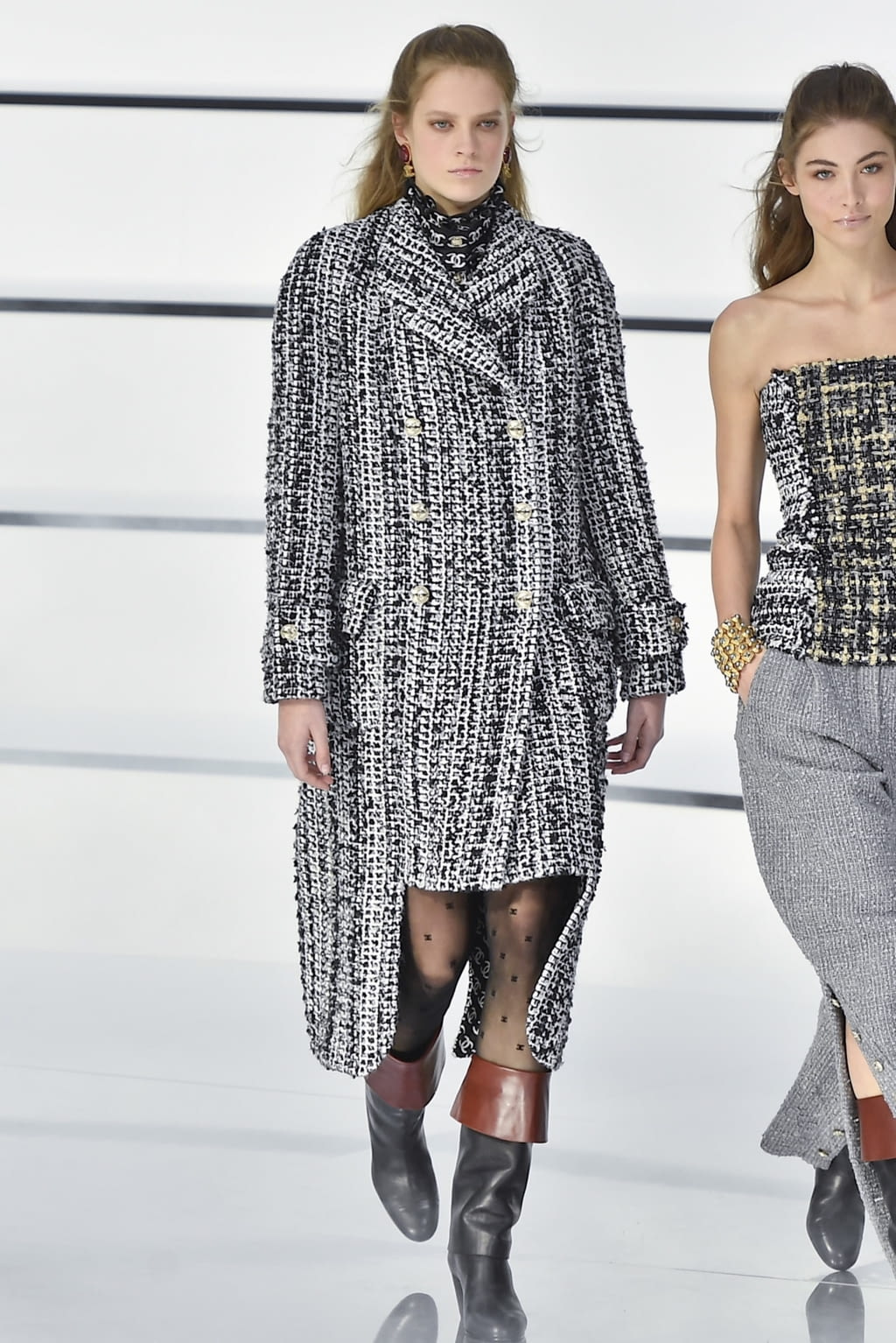 Fashion Week Paris Fall/Winter 2020 look 40 from the Chanel collection womenswear