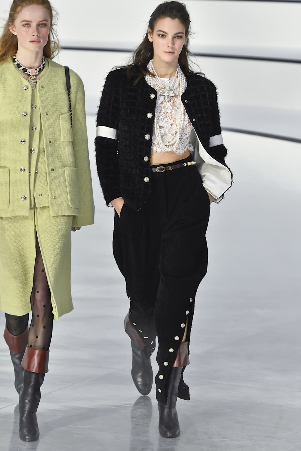 Fashion Week Paris Fall/Winter 2020 look 2 de la collection Chanel womenswear