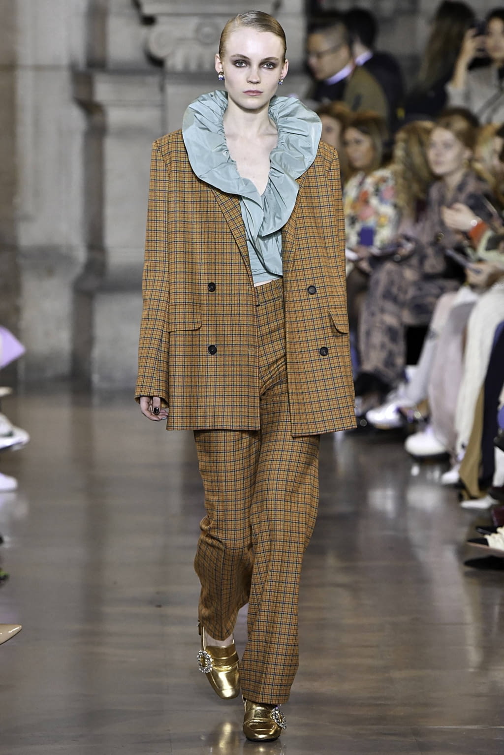 Fashion Week Paris Fall/Winter 2019 look 1 from the Paul & Joe collection 女装