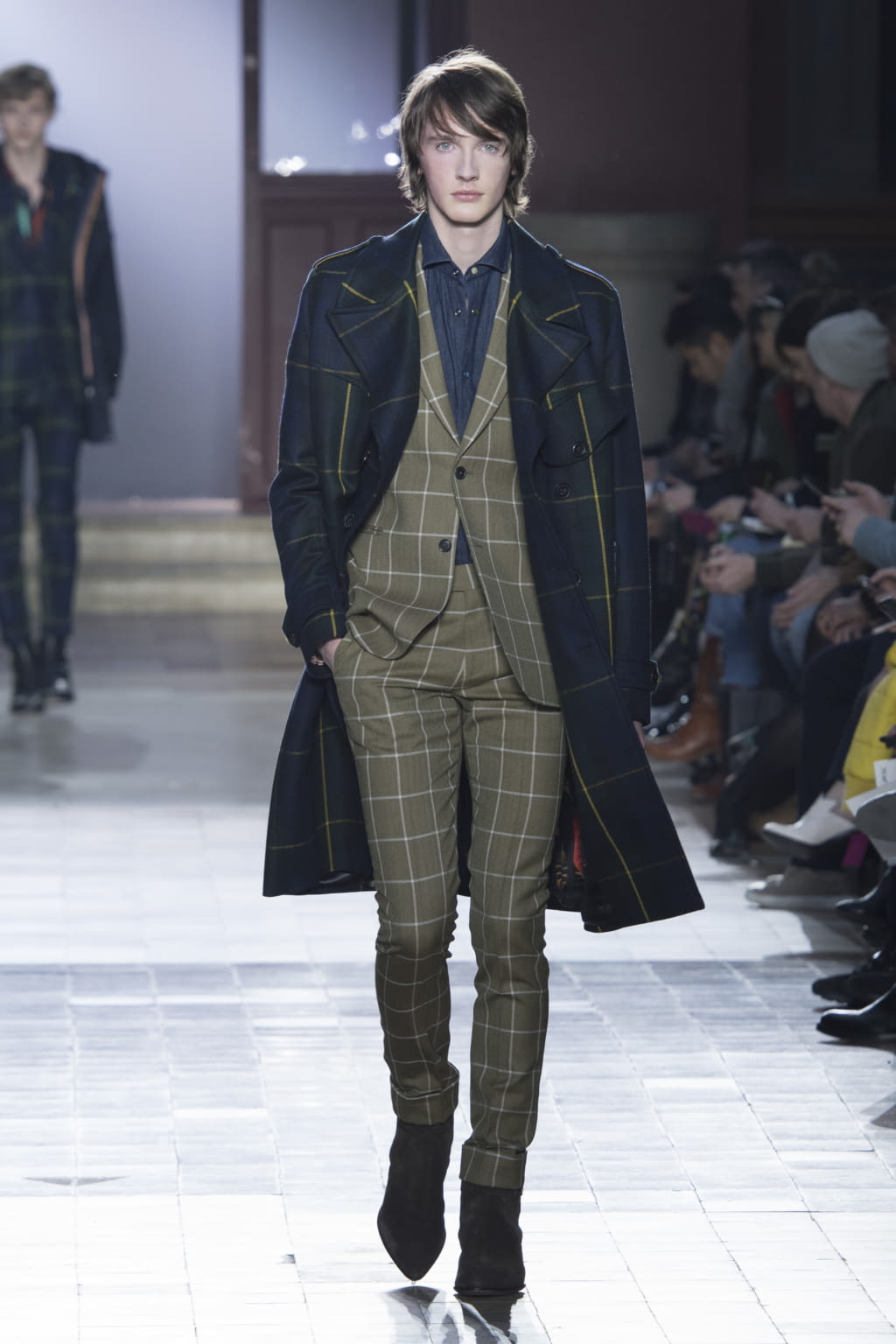 Fashion Week Paris Fall/Winter 2017 look 1 from the Paul Smith collection menswear
