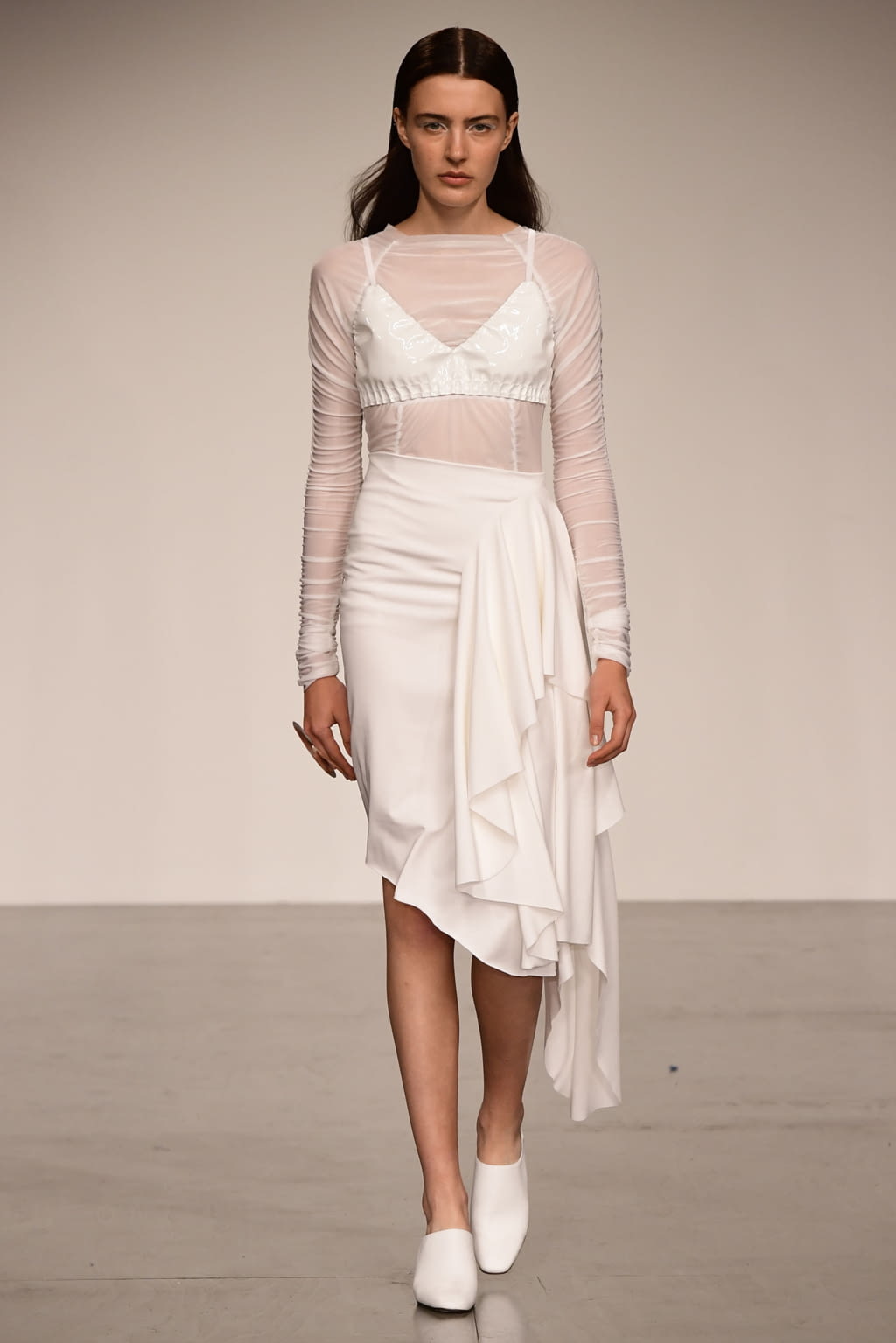 Fashion Week London Spring/Summer 2018 look 15 from the Paula Knorr collection 女装