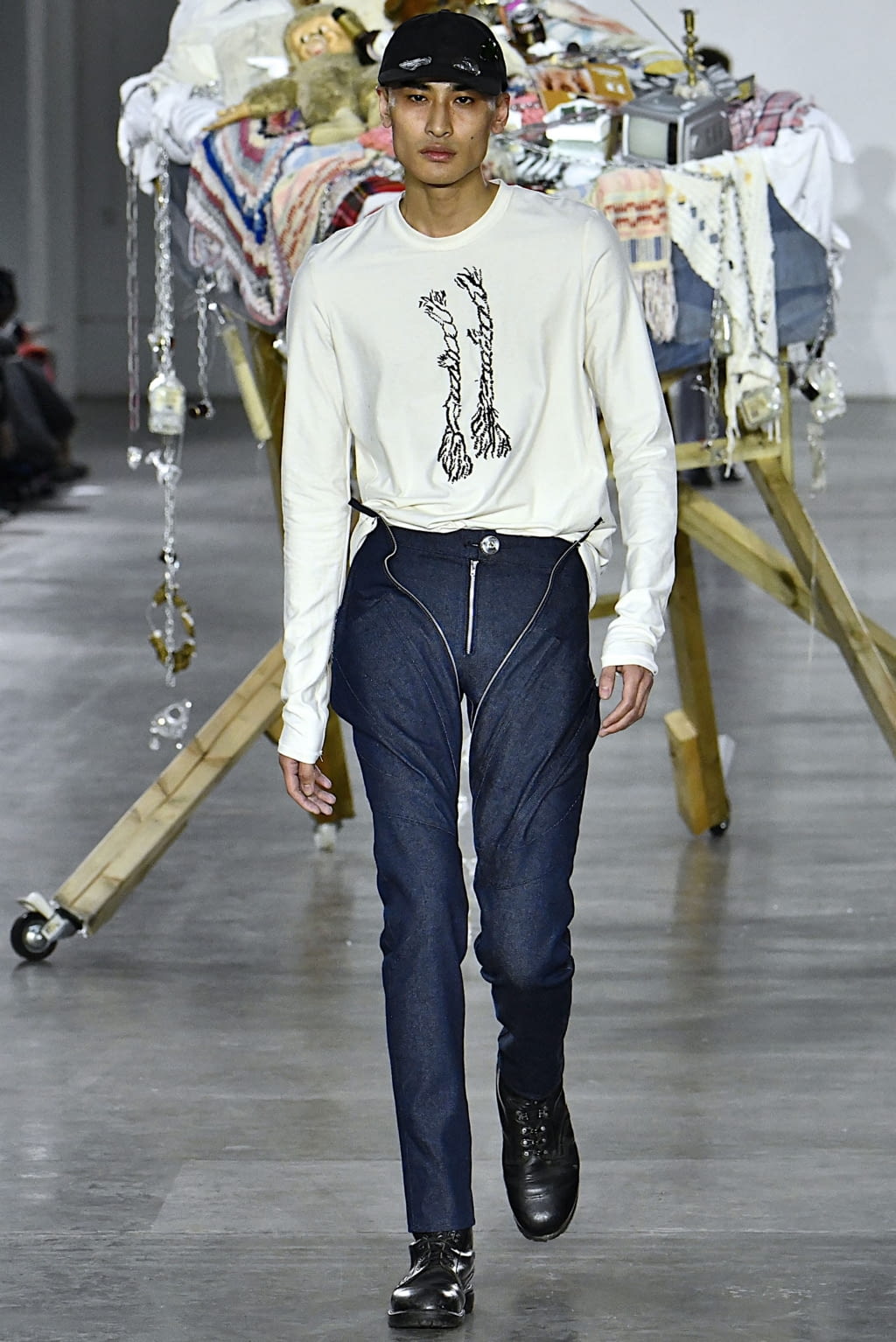 Fashion Week London Fall/Winter 2019 look 1 from the Per Götesson collection menswear