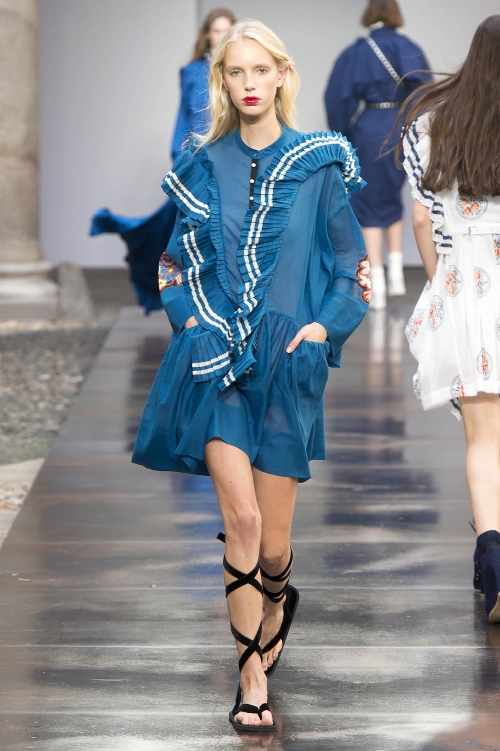 Fashion Week Milan Spring/Summer 2018 look 16 from the Philosophy di Lorenzo Serafini collection womenswear