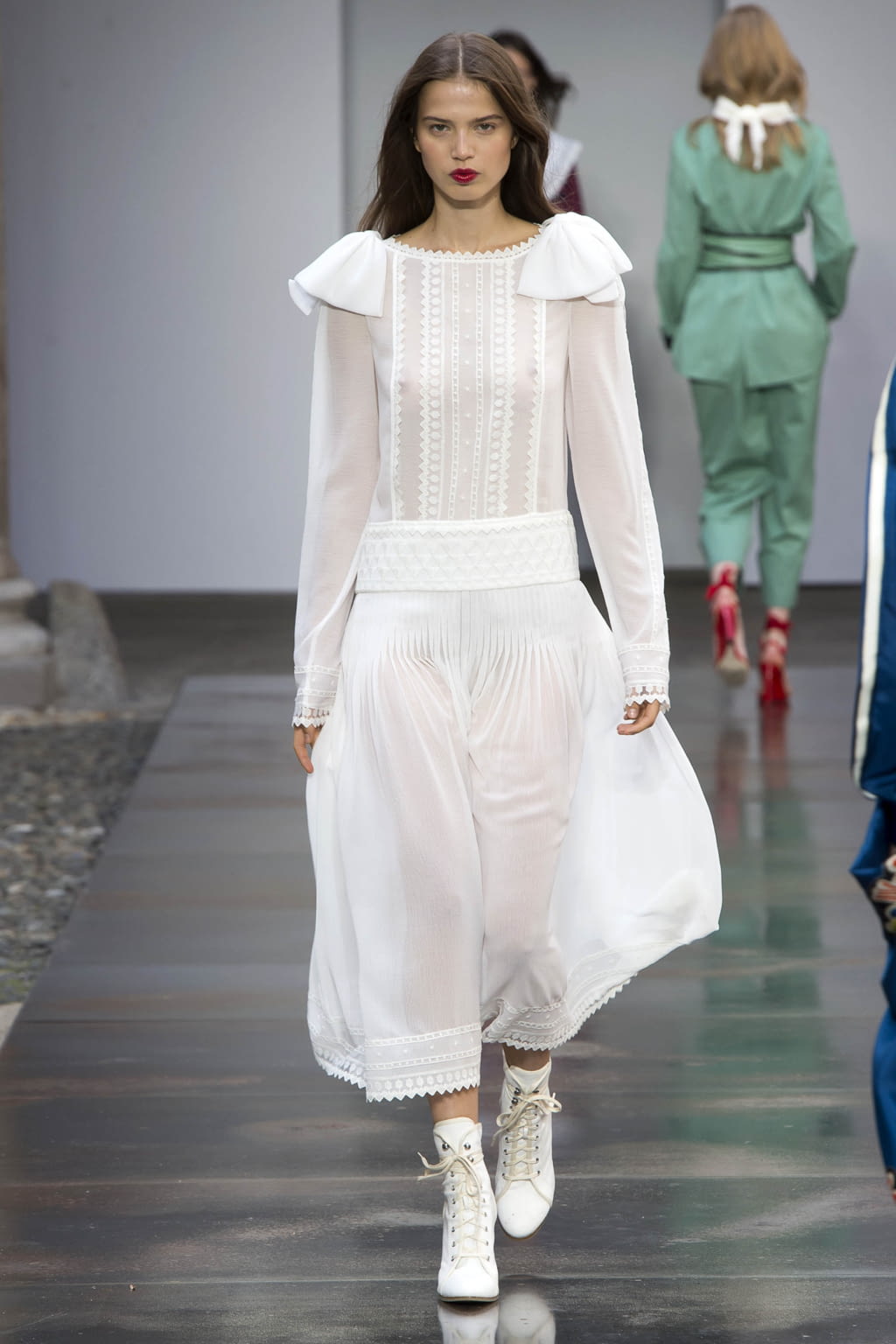 Fashion Week Milan Spring/Summer 2018 look 31 from the Philosophy di Lorenzo Serafini collection 女装
