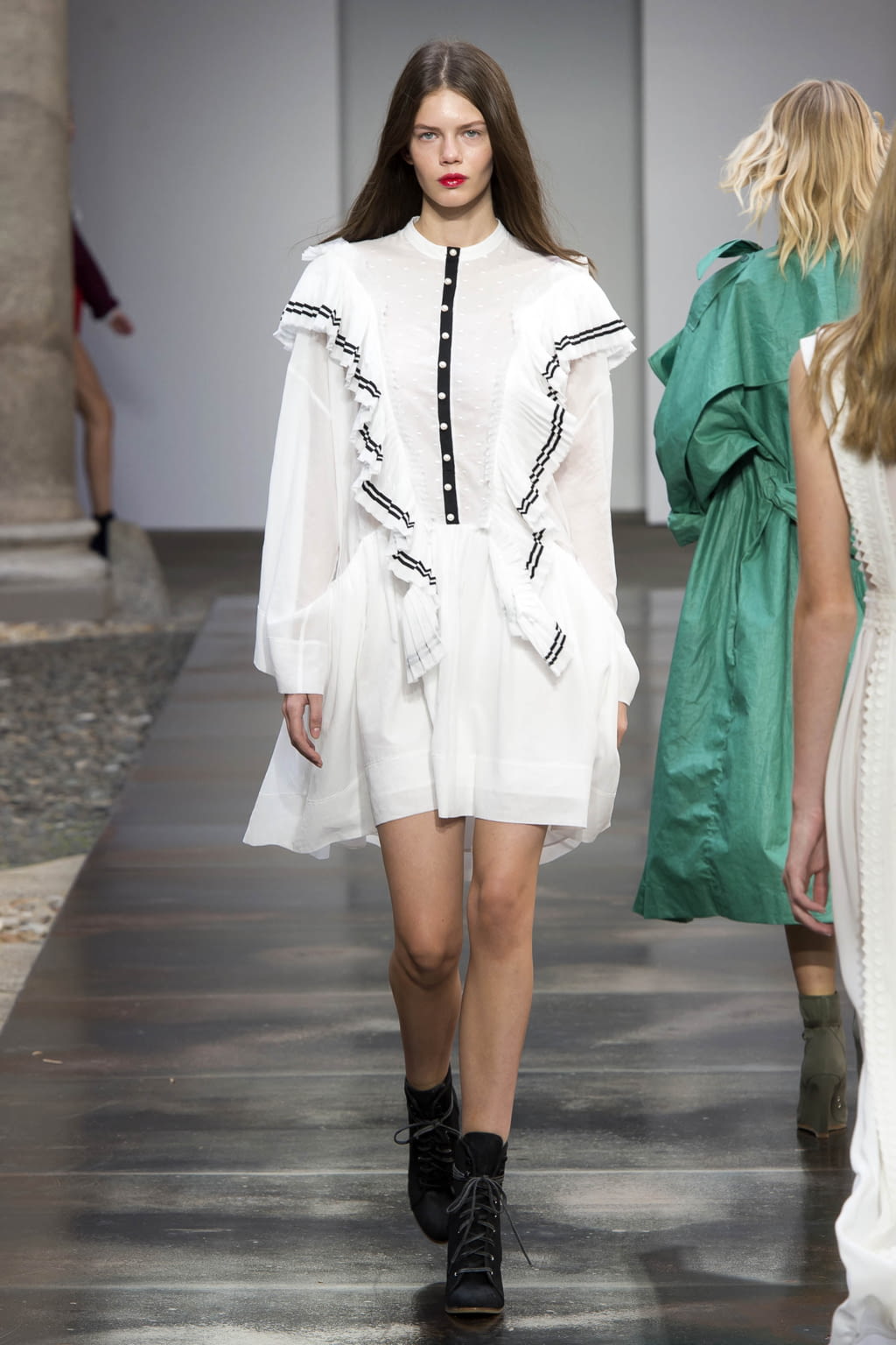Fashion Week Milan Spring/Summer 2018 look 36 from the Philosophy di Lorenzo Serafini collection 女装
