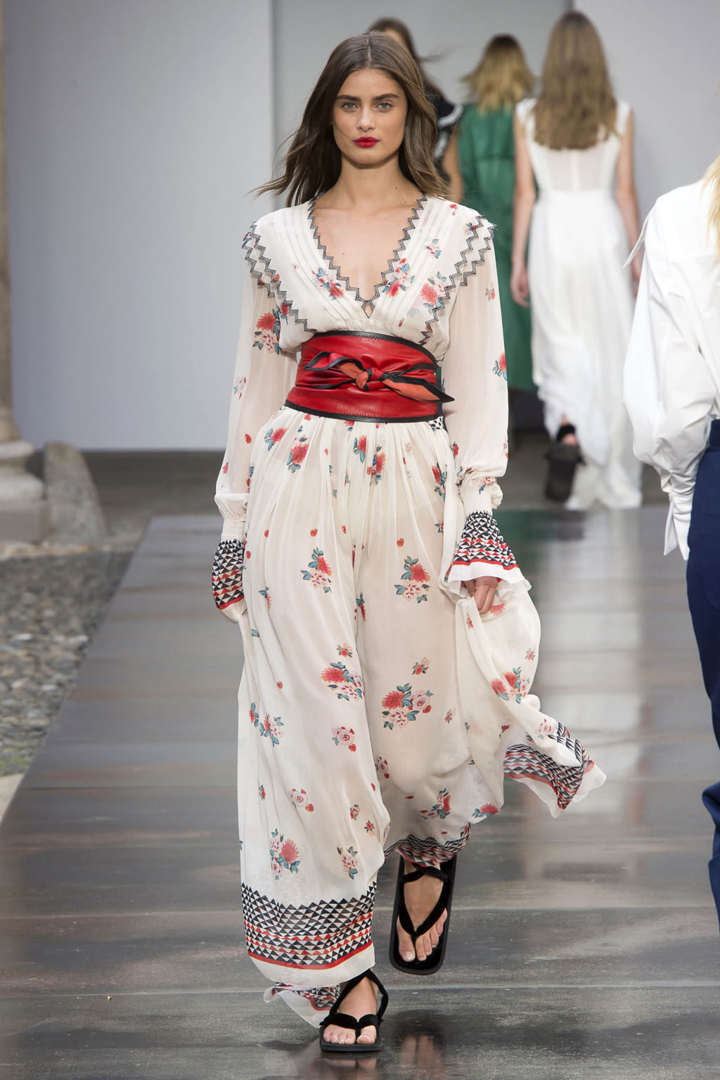 Fashion Week Milan Spring/Summer 2018 look 37 from the Philosophy di Lorenzo Serafini collection womenswear