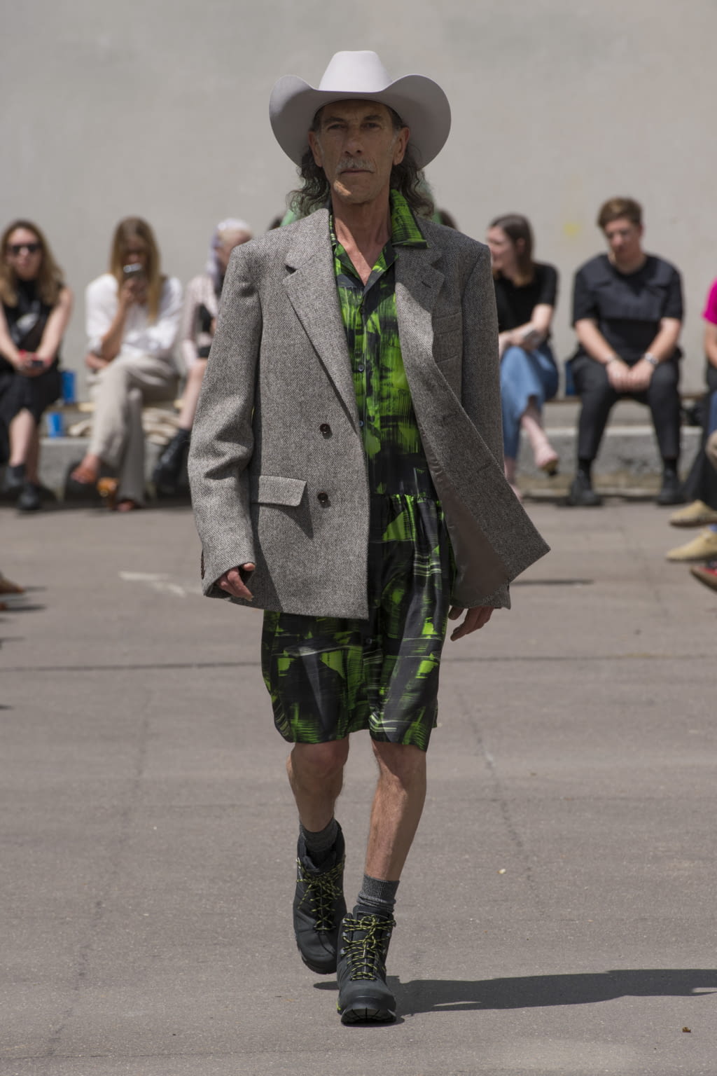 Fashion Week Paris Spring/Summer 2020 look 19 from the PHIPPS collection menswear