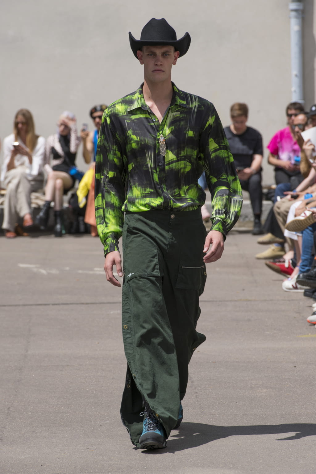 Fashion Week Paris Spring/Summer 2020 look 23 from the PHIPPS collection 男装