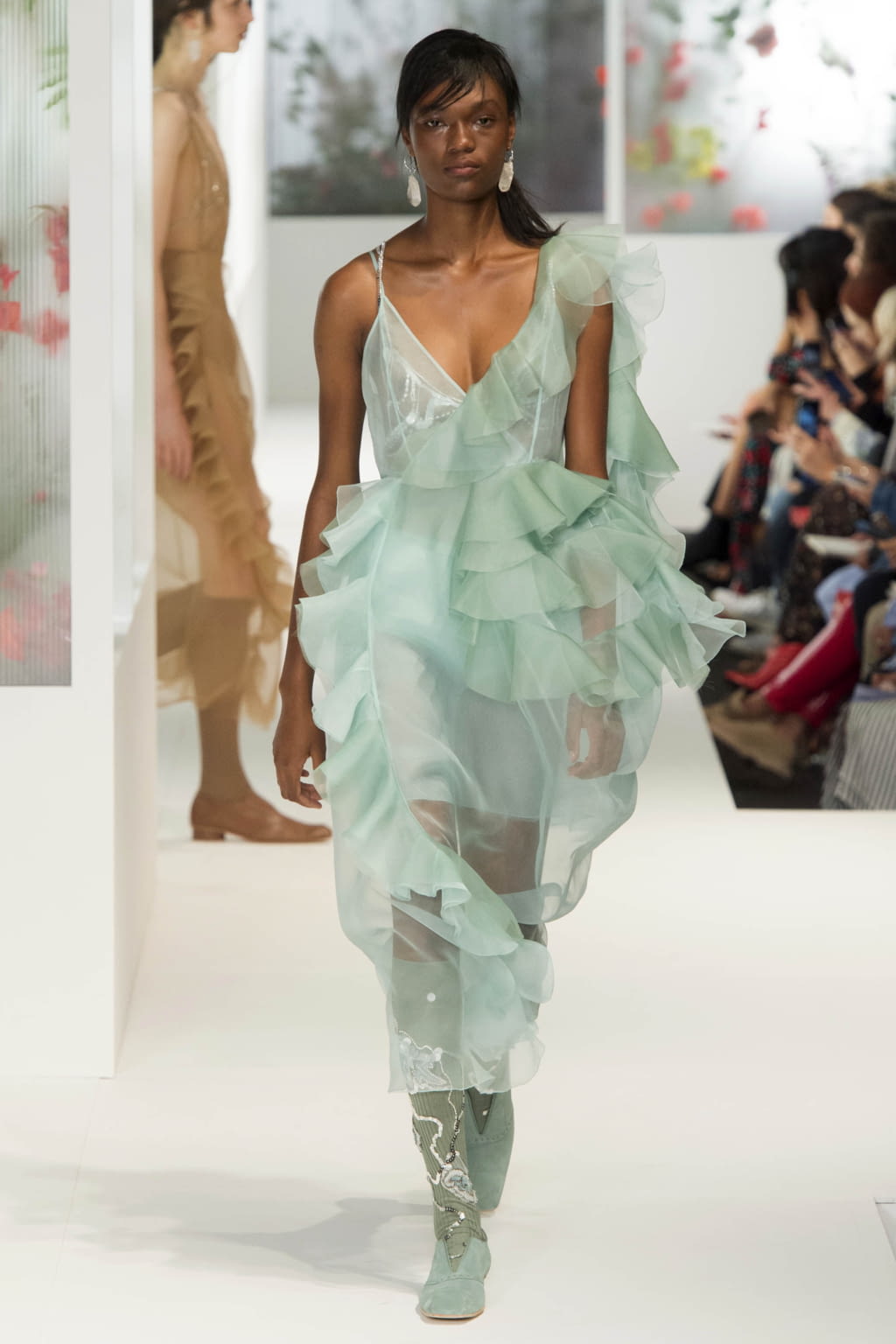 Fashion Week London Spring/Summer 2018 look 13 from the Preen by Thornton Bregazzi collection 女装
