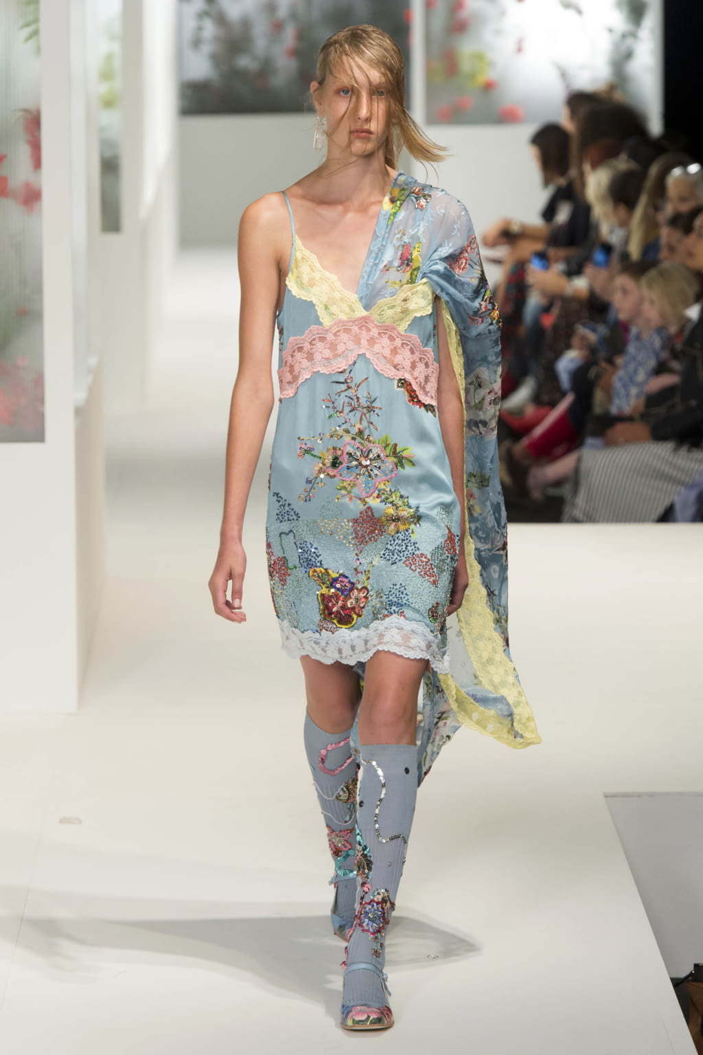 Fashion Week London Spring/Summer 2018 look 27 from the Preen by Thornton Bregazzi collection 女装
