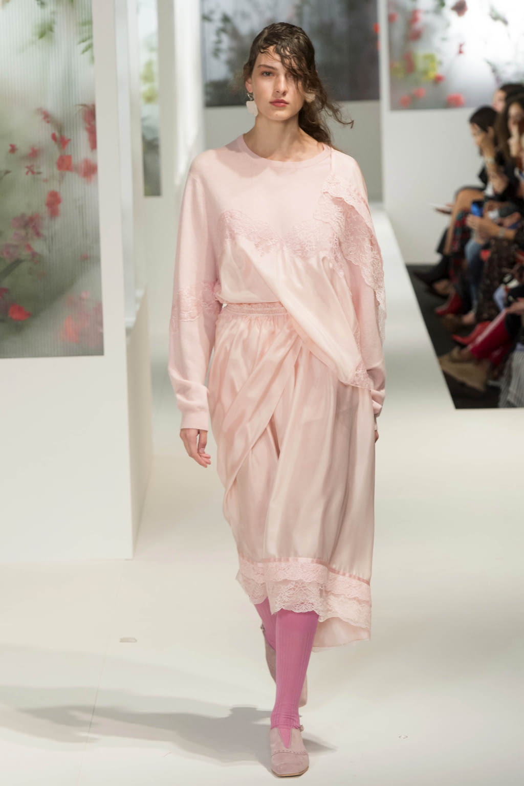 Fashion Week London Spring/Summer 2018 look 31 from the Preen by Thornton Bregazzi collection 女装