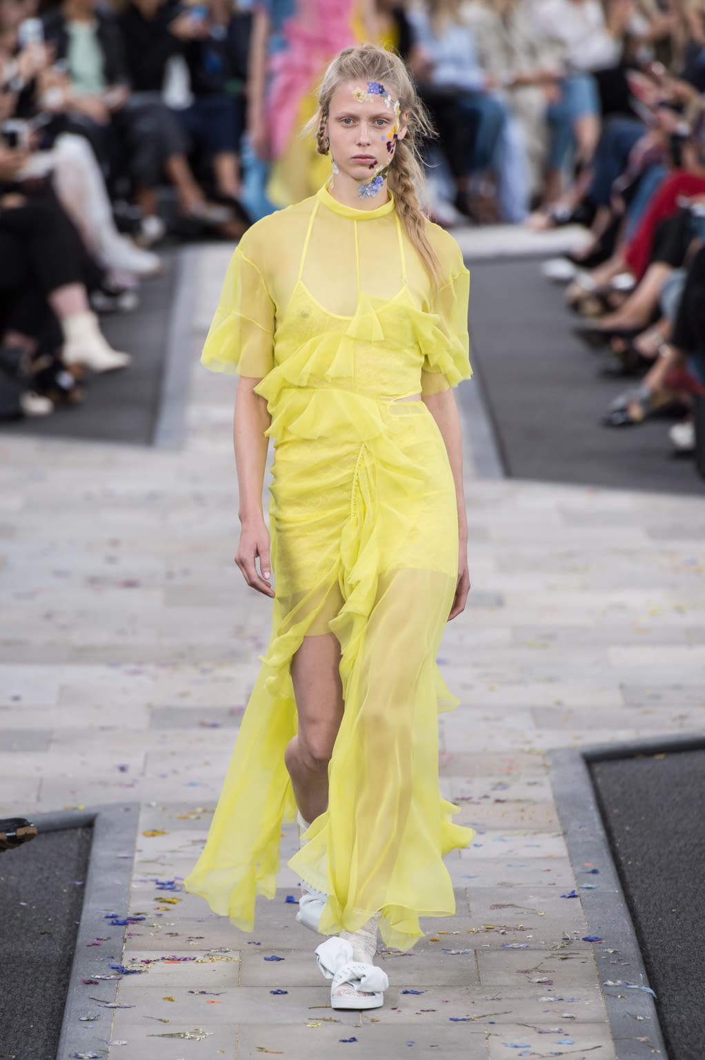 Fashion Week London Spring/Summer 2017 look 18 from the Preen by Thornton Bregazzi collection 女装