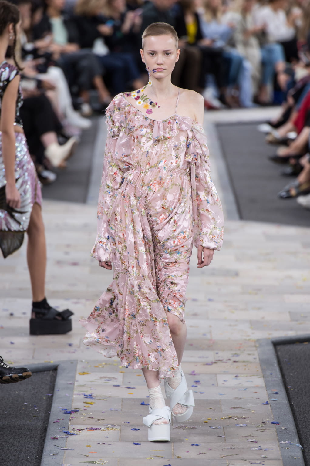 Fashion Week London Spring/Summer 2017 look 35 from the Preen by Thornton Bregazzi collection 女装