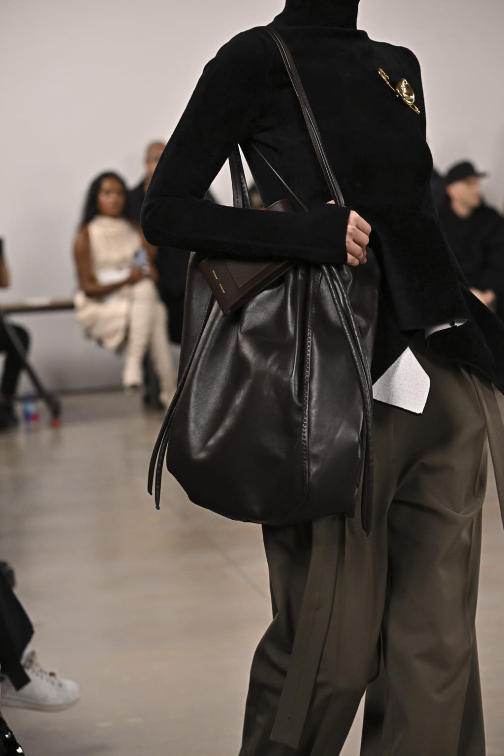 Fashion Week New York Fall/Winter 2022 look 3 from the Proenza Schouler collection 女装配饰