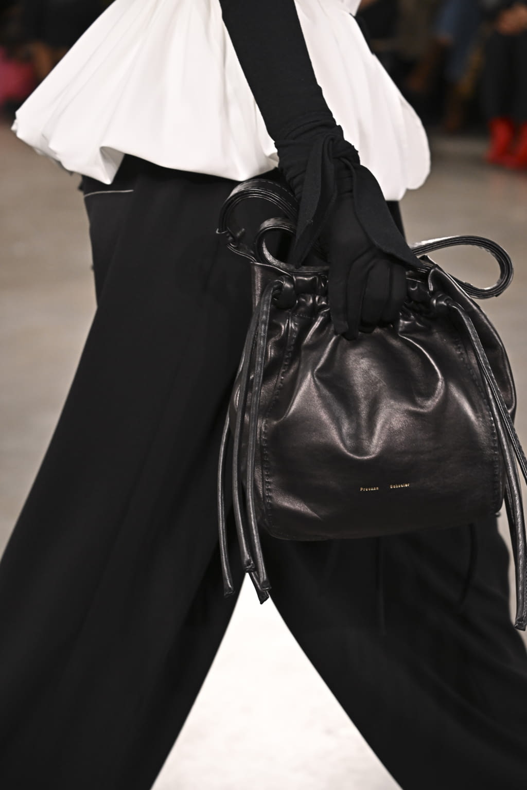 Fashion Week New York Fall/Winter 2022 look 14 from the Proenza Schouler collection 女装配饰