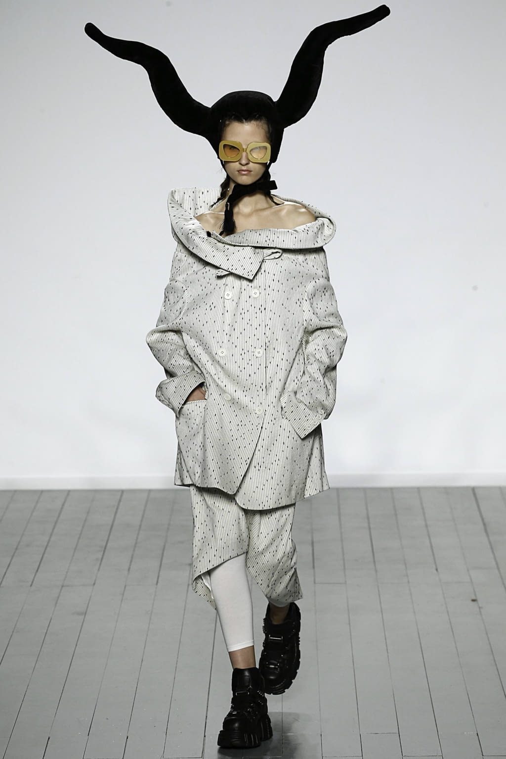 Fashion Week London Fall/Winter 2019 look 15 from the pushBUTTON collection 女装