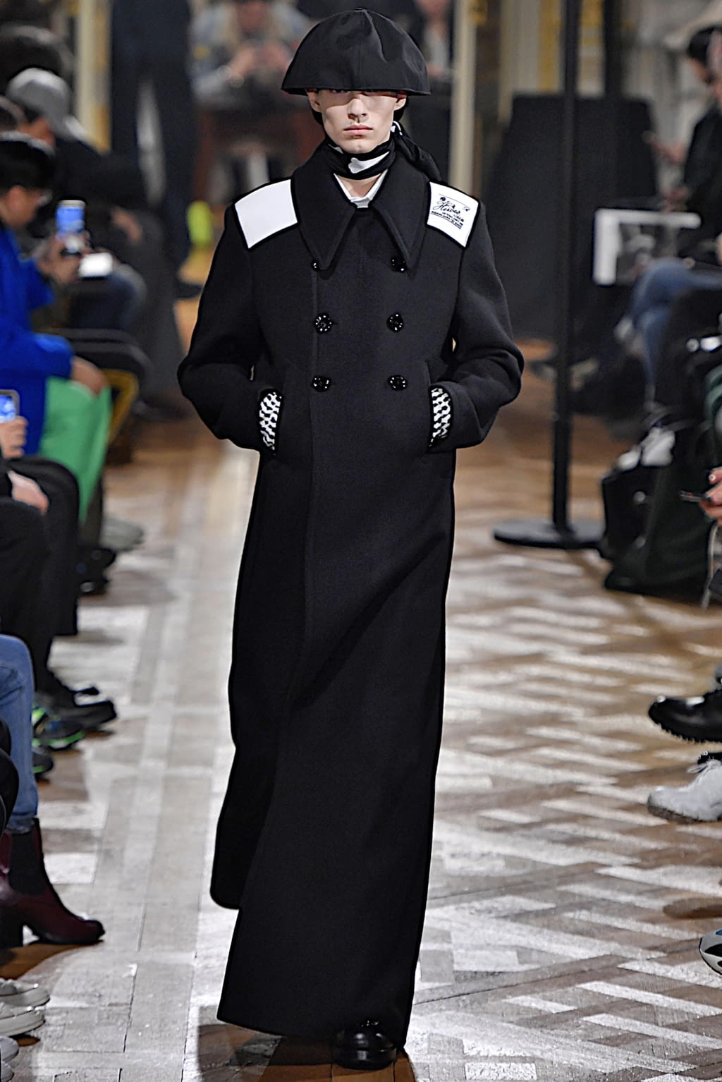 Fashion Week Paris Fall/Winter 2019 look 1 from the Raf Simons collection menswear