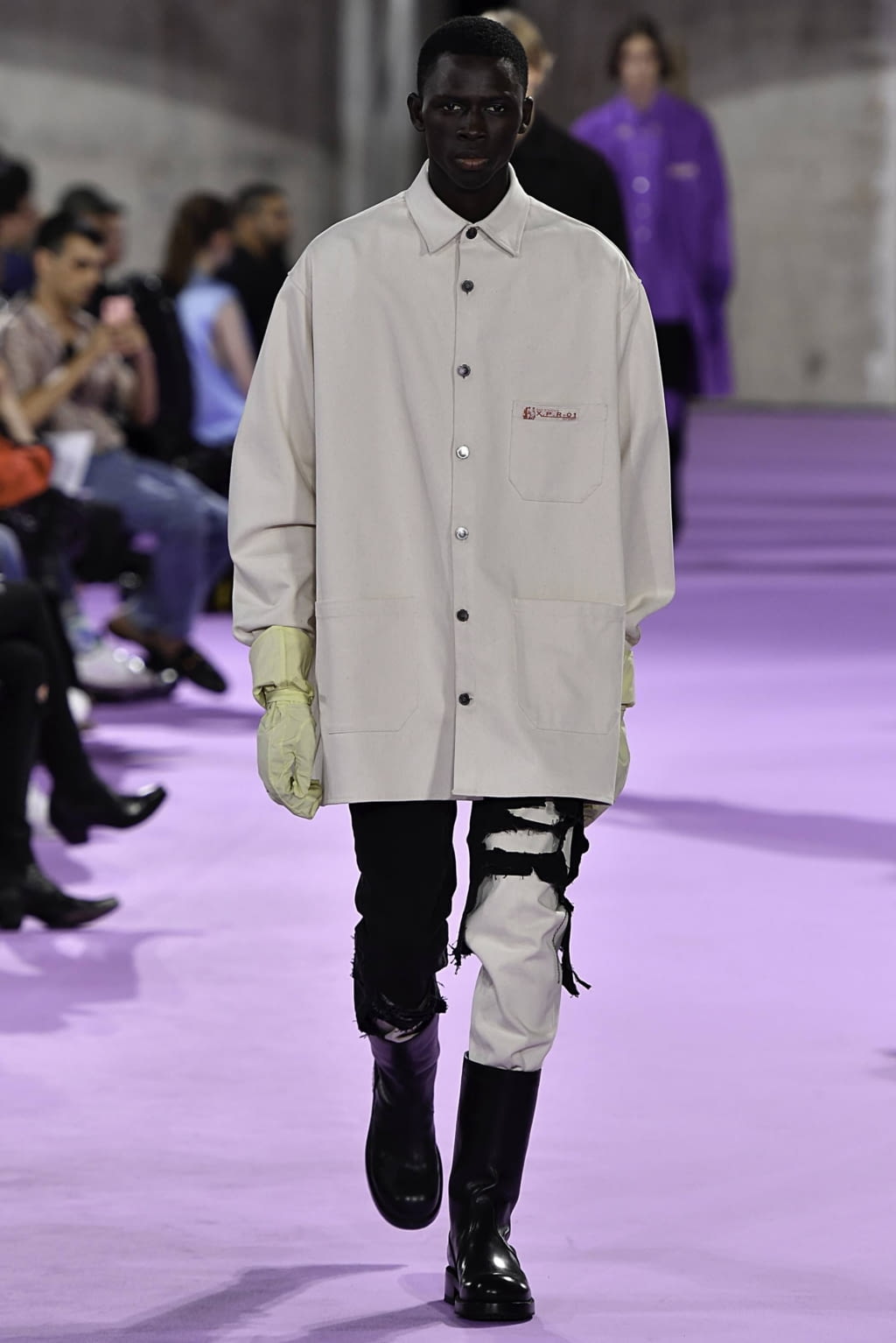 Fashion Week Paris Spring/Summer 2020 look 24 from the Raf Simons collection 男装