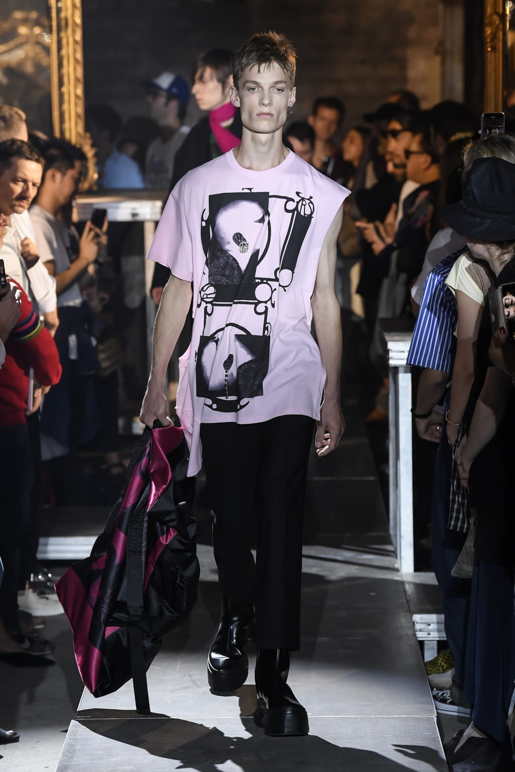 Fashion Week Paris Spring/Summer 2019 look 17 de la collection Raf Simons menswear