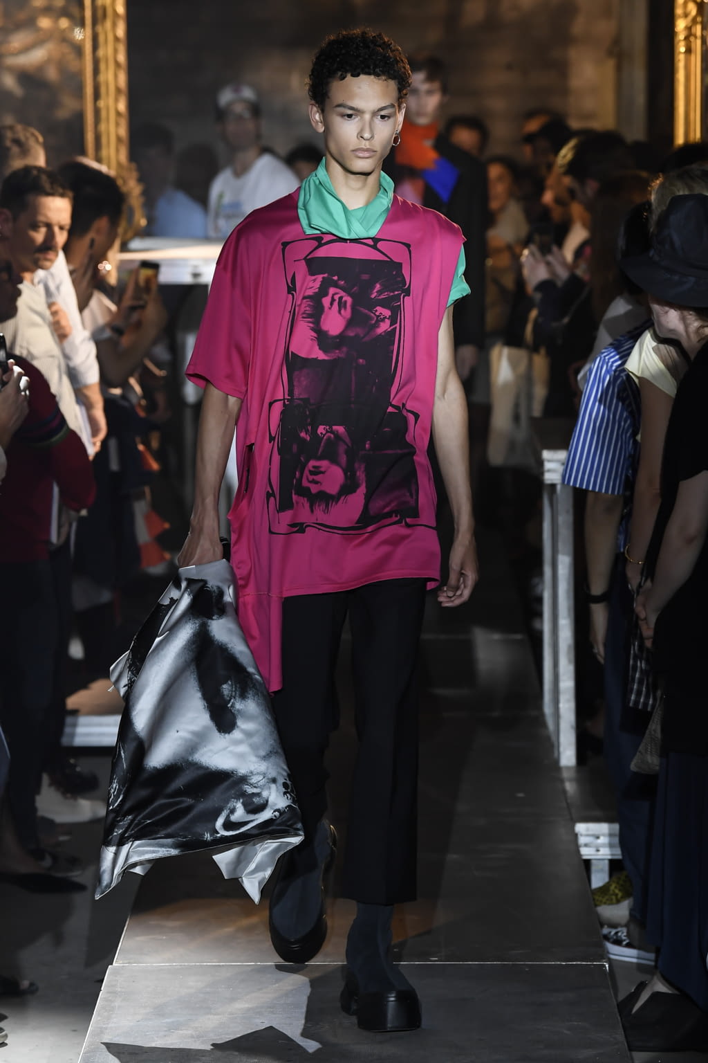 Fashion Week Paris Spring/Summer 2019 look 18 from the Raf Simons collection 男装