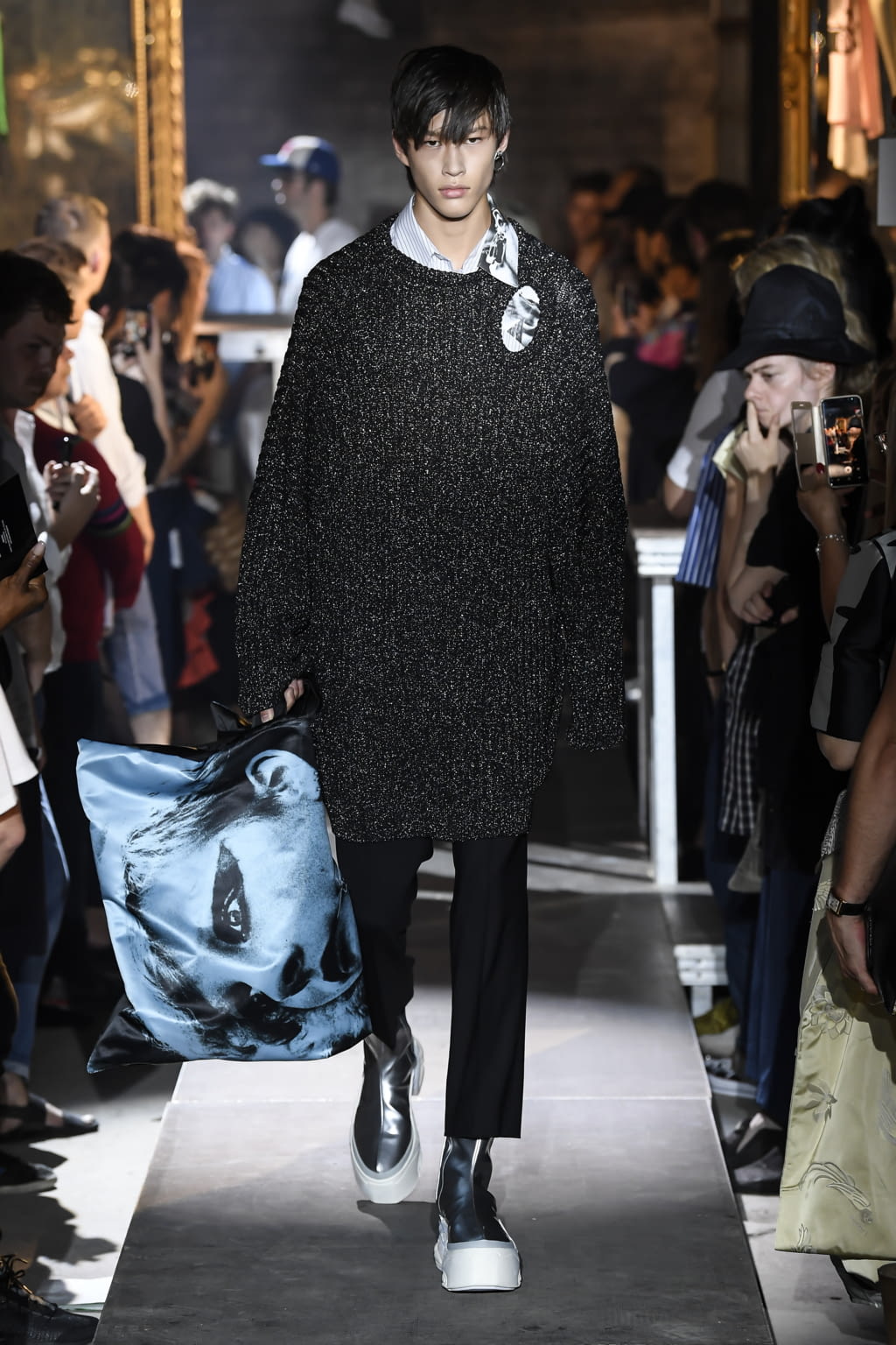 Fashion Week Paris Spring/Summer 2019 look 37 from the Raf Simons collection menswear