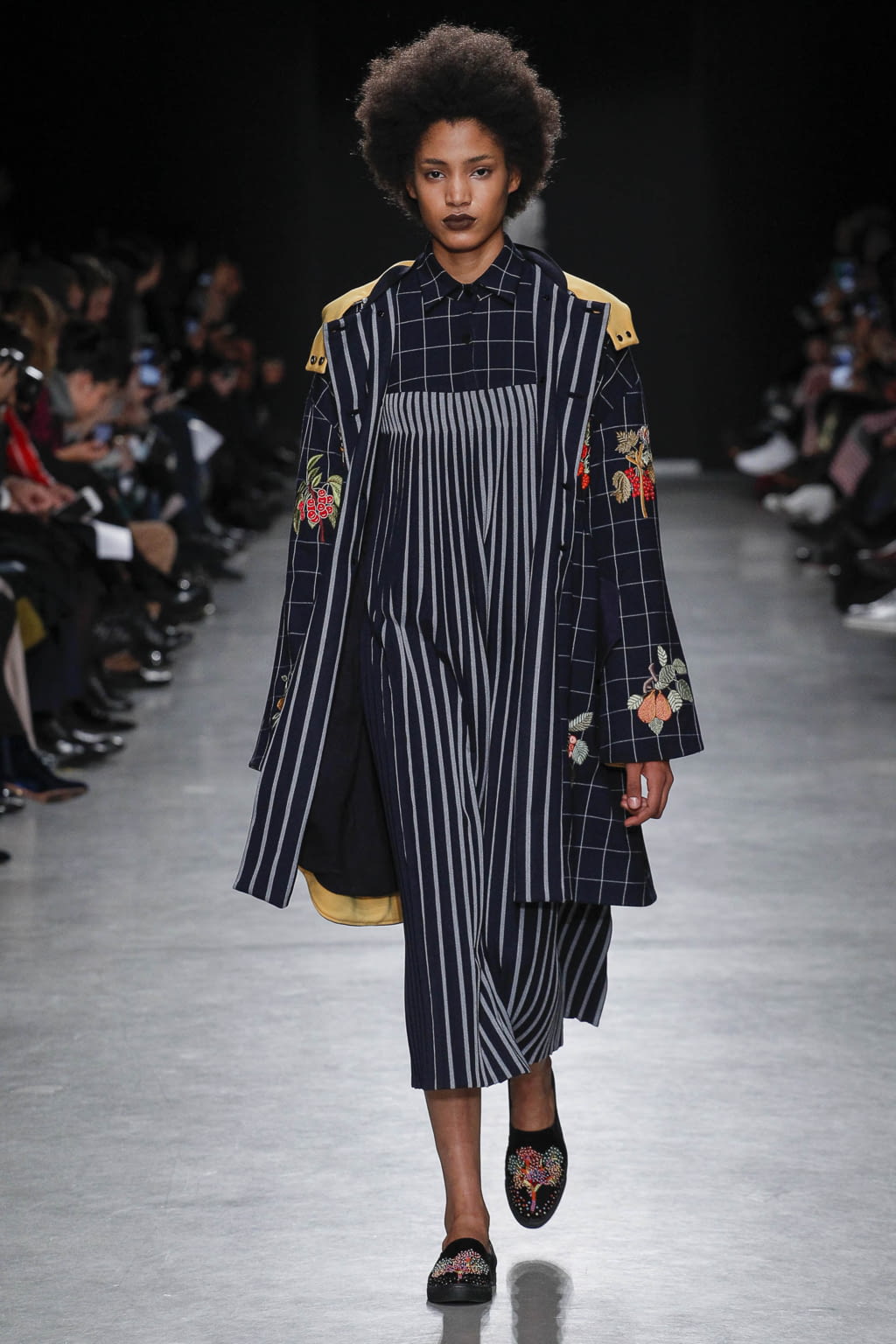 Fashion Week Paris Fall/Winter 2017 look 1 de la collection Rahul Mishra womenswear