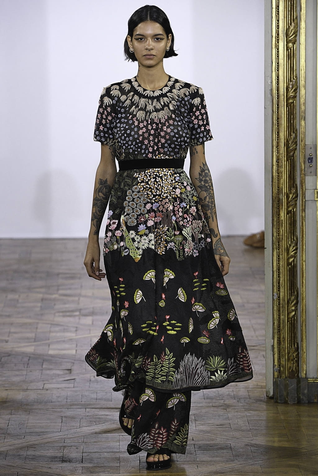 Fashion Week Paris Spring/Summer 2019 look 32 from the Rahul Mishra collection 女装