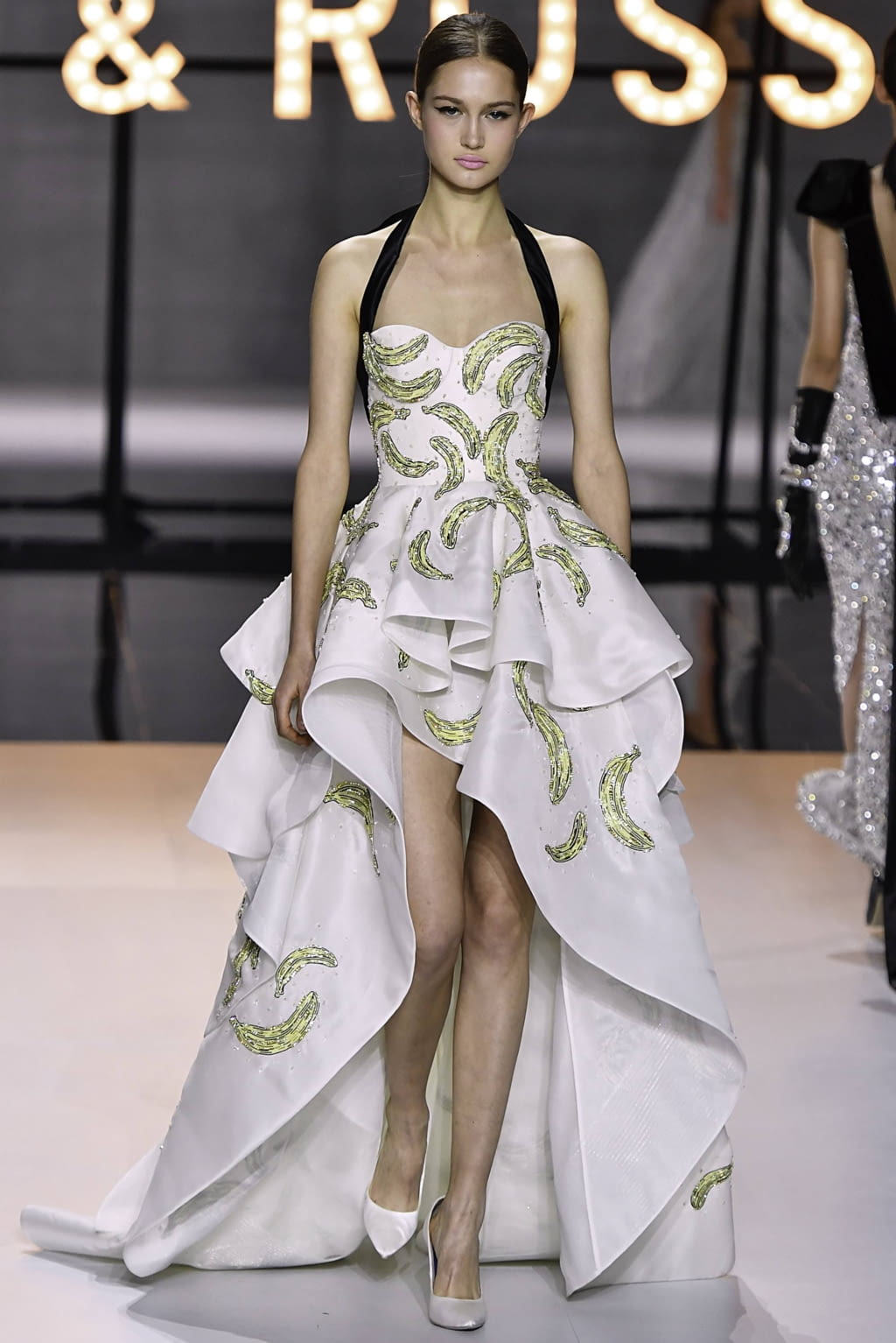 Fashion Week Paris Spring/Summer 2019 look 33 from the Ralph & Russo collection couture