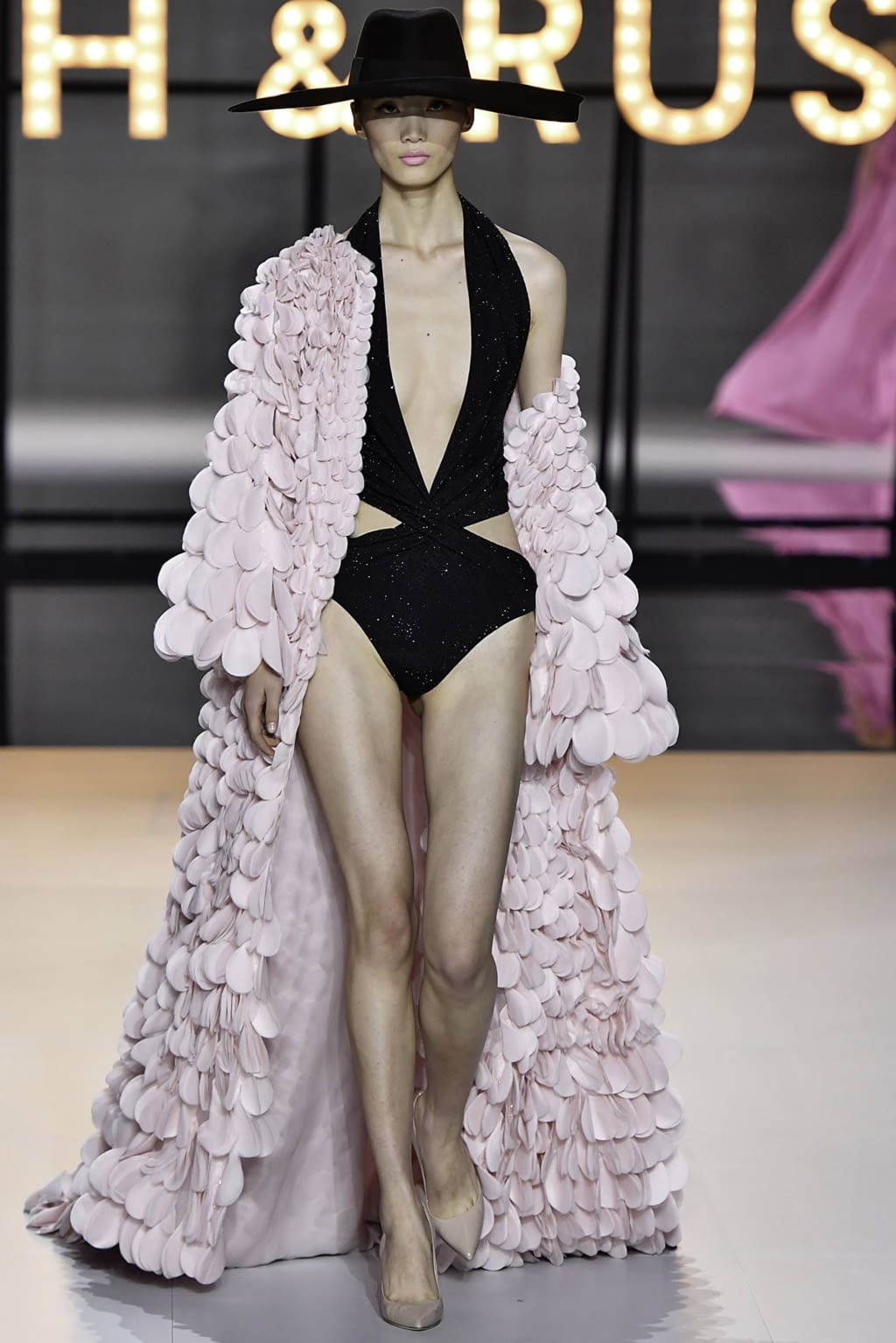 Fashion Week Paris Spring/Summer 2019 look 38 from the Ralph & Russo collection 高级定制