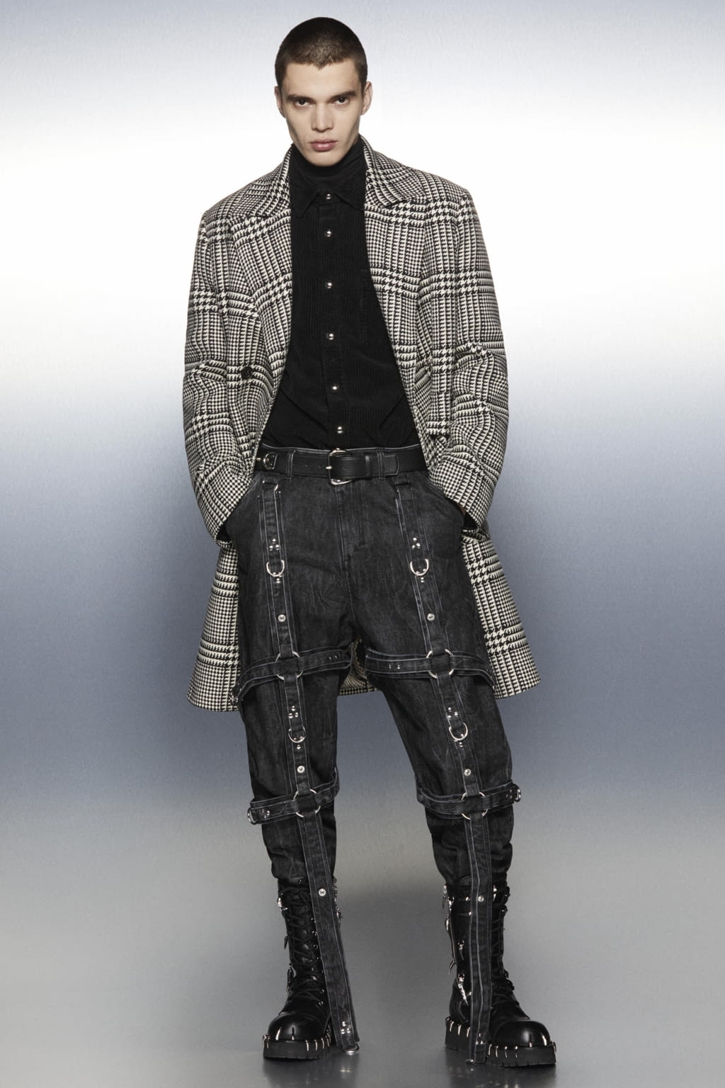 Fashion Week Milan Fall/Winter 2022 look 3 from the Roberto Cavalli collection menswear