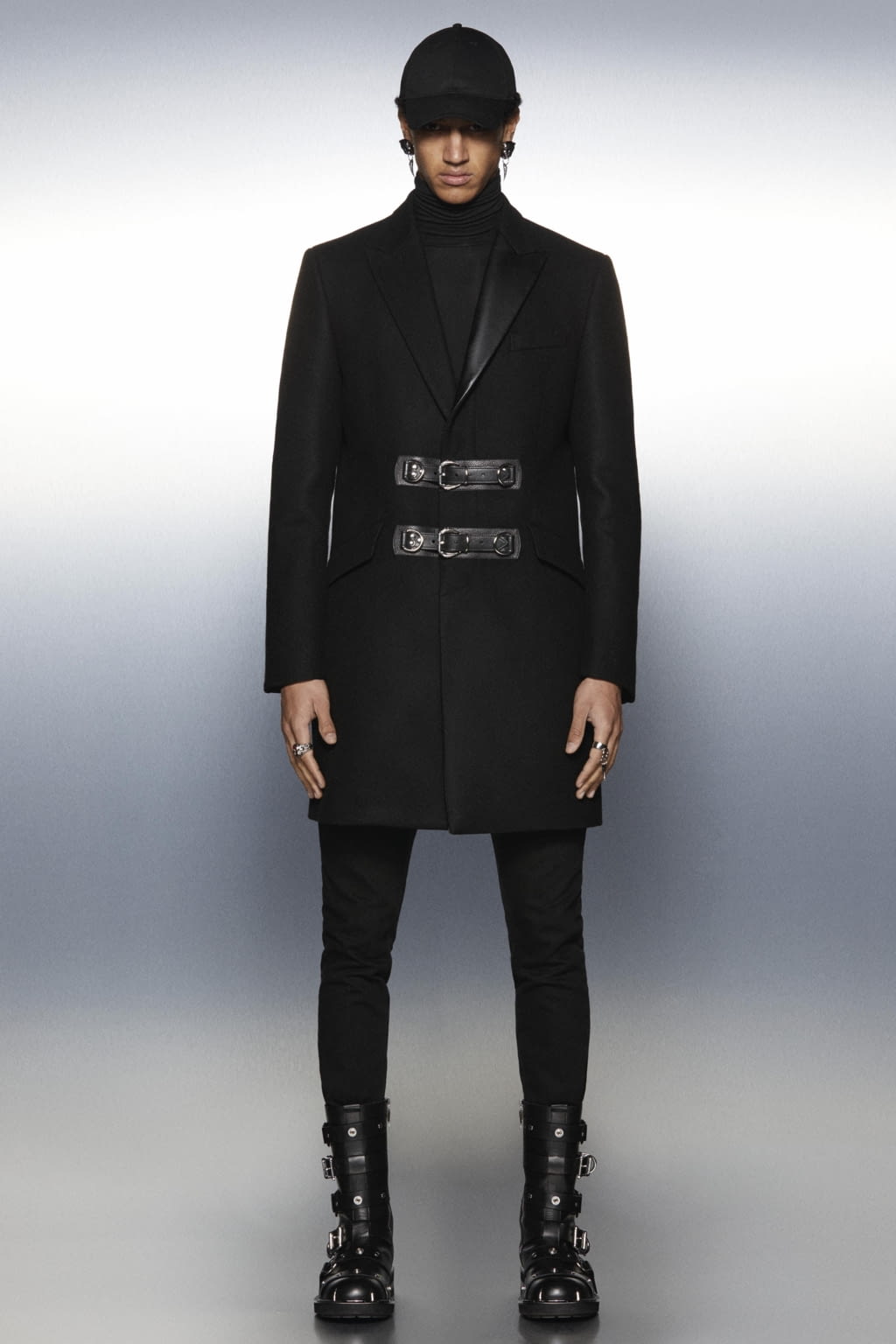 Fashion Week Milan Fall/Winter 2022 look 6 from the Roberto Cavalli collection menswear