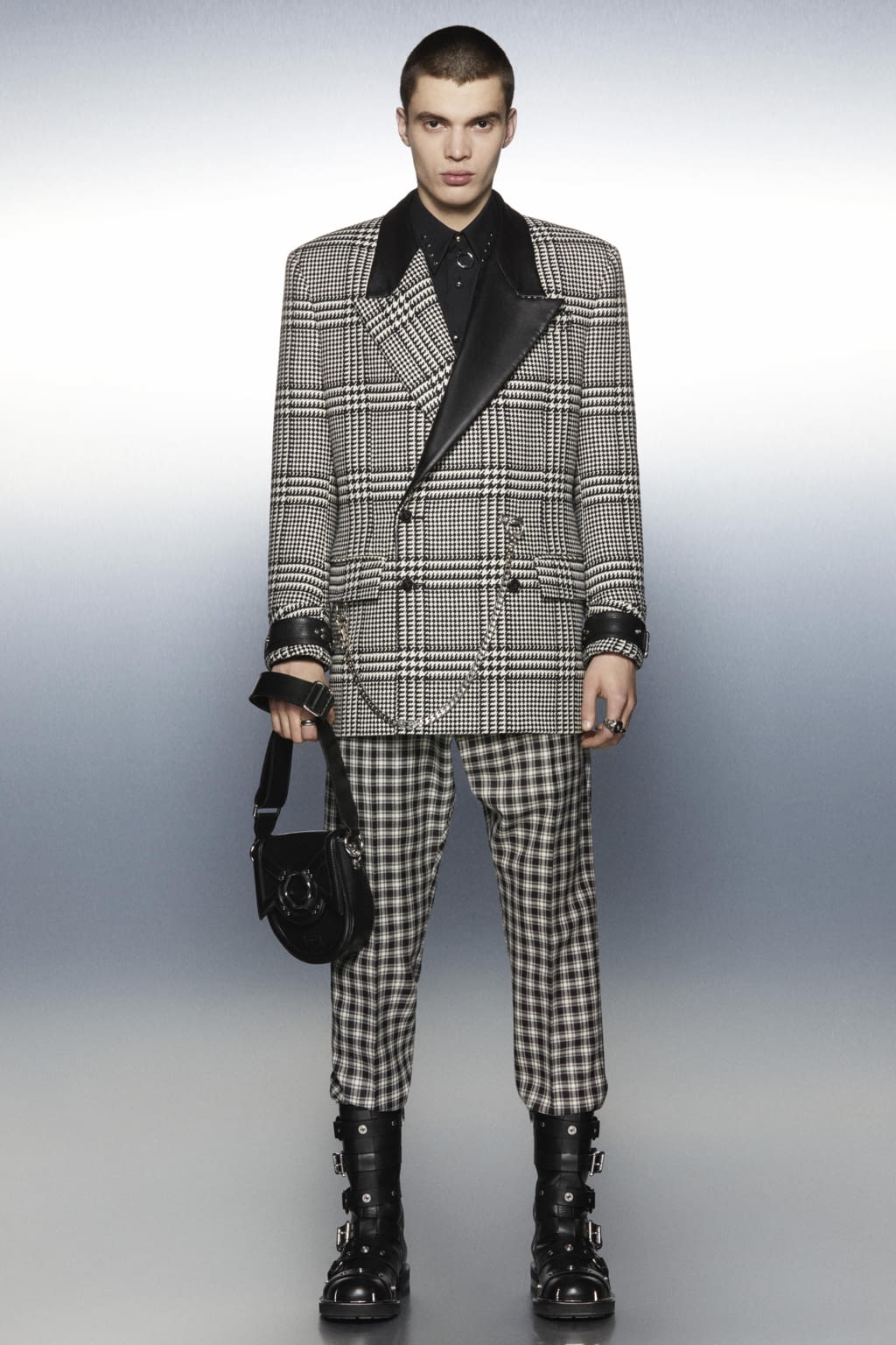 Fashion Week Milan Fall/Winter 2022 look 7 from the Roberto Cavalli collection 男装