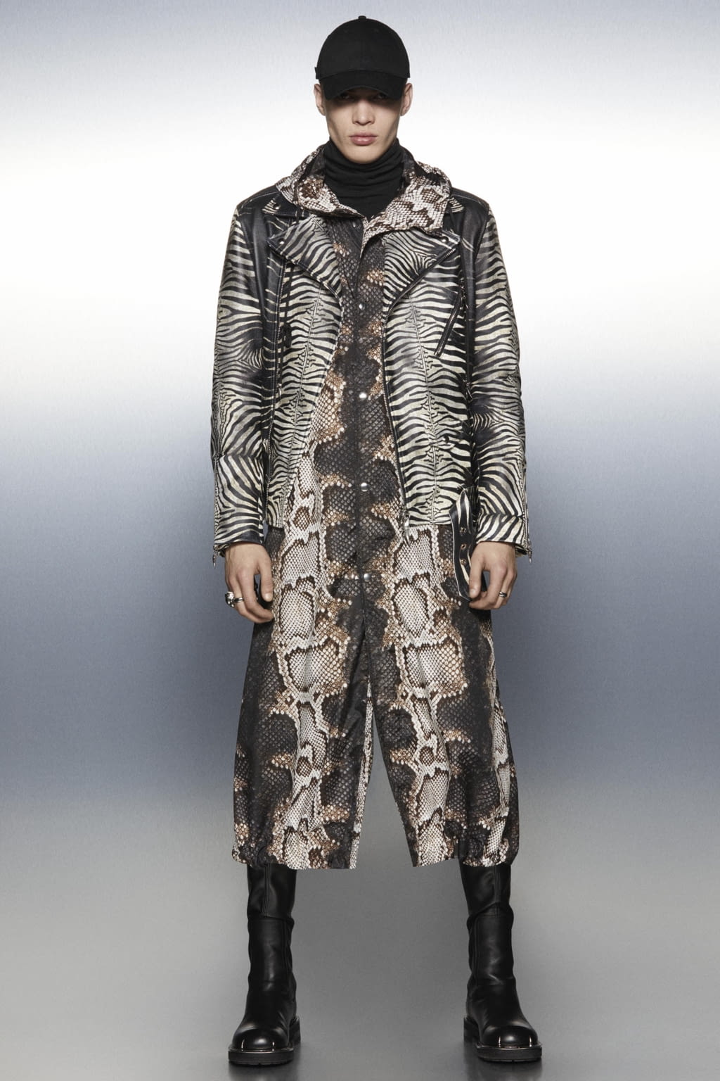 Fashion Week Milan Fall/Winter 2022 look 39 from the Roberto Cavalli collection 男装