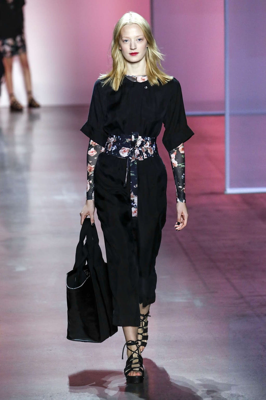Fashion Week New York Fall/Winter 2019 look 2 from the Rebecca Minkoff collection 女装