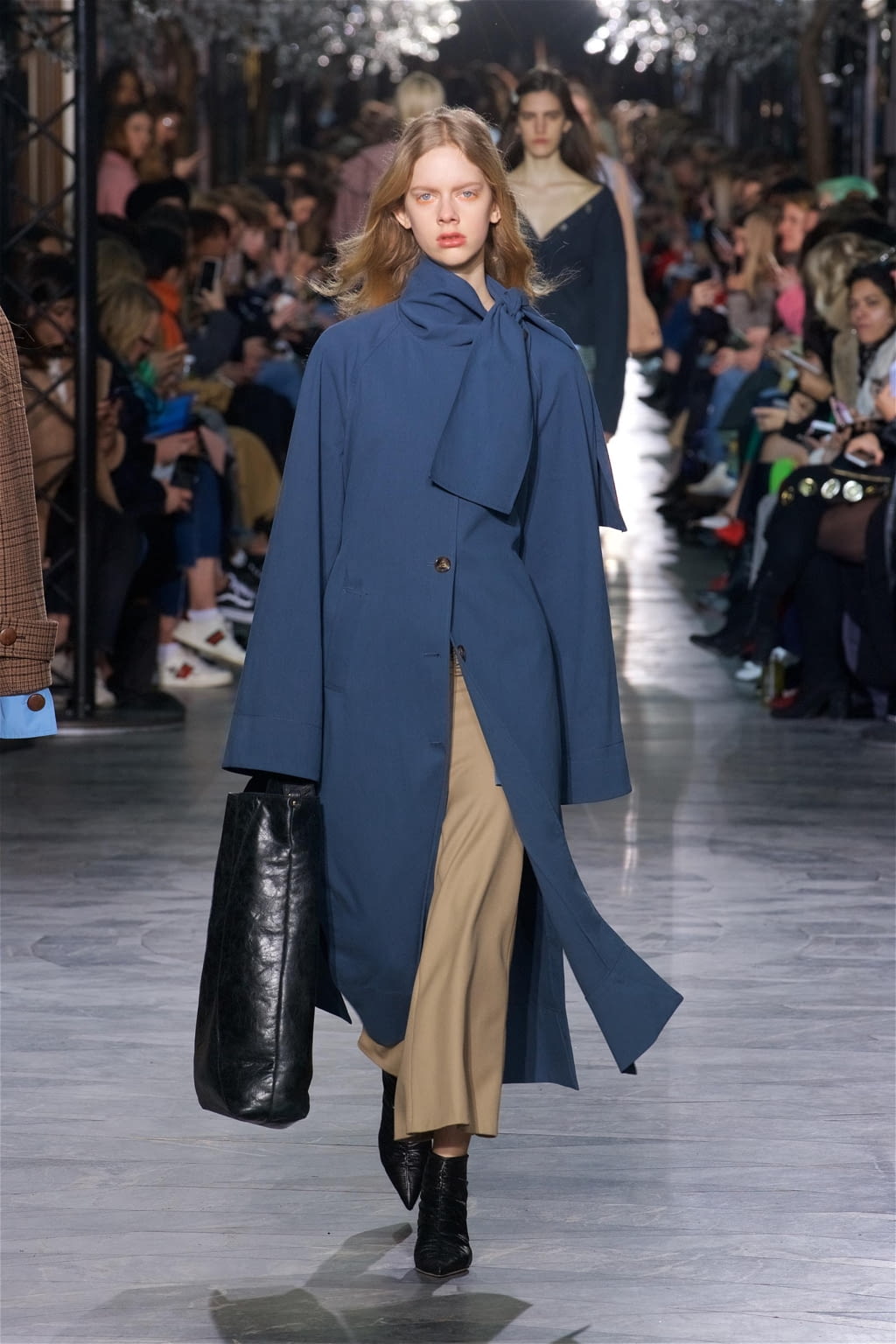 Fashion Week London Fall/Winter 2018 look 2 from the Rejina Pyo collection 女装