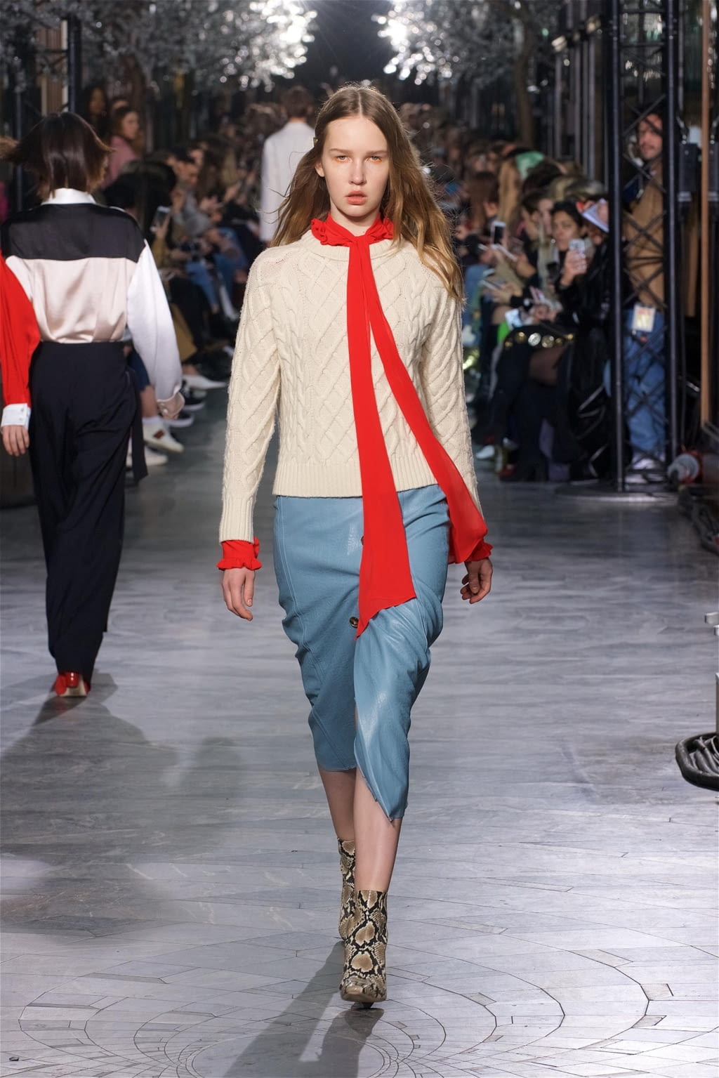 Fashion Week London Fall/Winter 2018 look 18 from the Rejina Pyo collection 女装