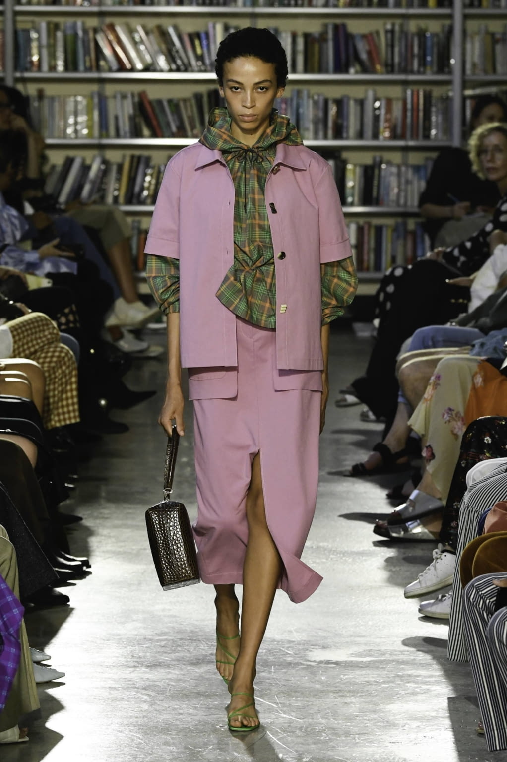 Fashion Week London Spring/Summer 2020 look 18 from the Rejina Pyo collection 女装