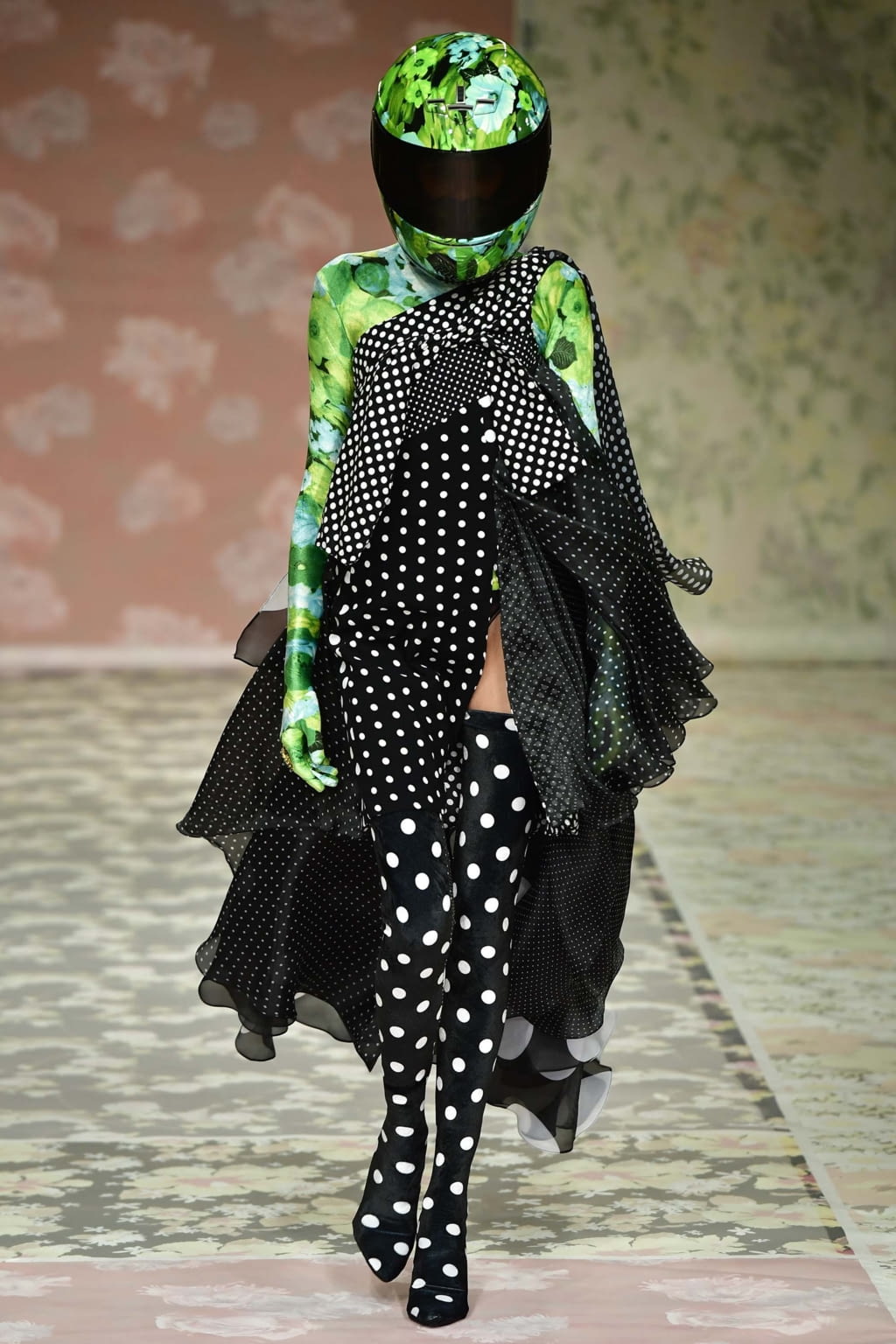 Fashion Week London Fall/Winter 2018 look 19 from the Richard Quinn collection womenswear