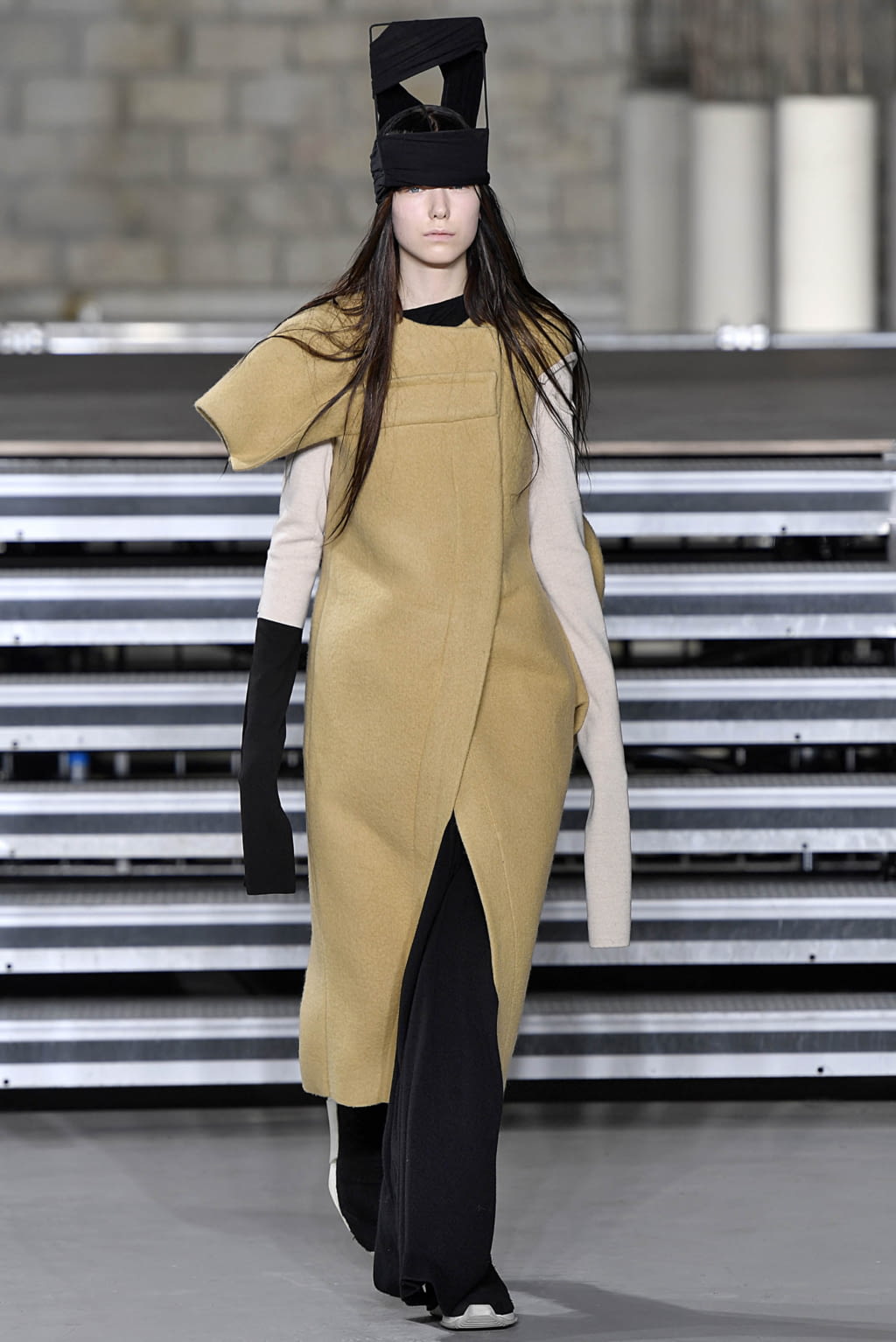 Fashion Week Paris Fall/Winter 2017 look 2 from the Rick Owens collection 女装