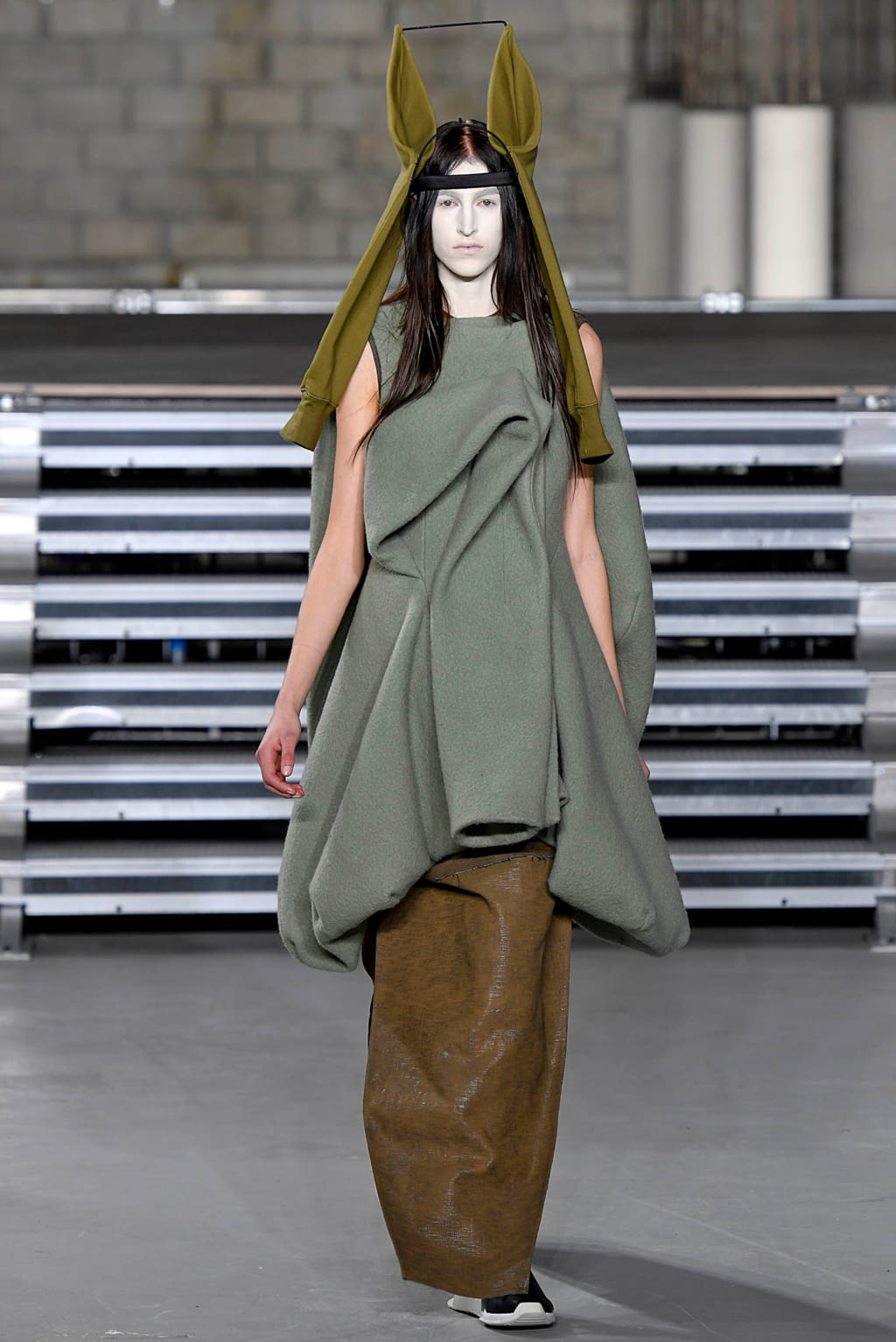 Fashion Week Paris Fall/Winter 2017 look 4 from the Rick Owens collection womenswear
