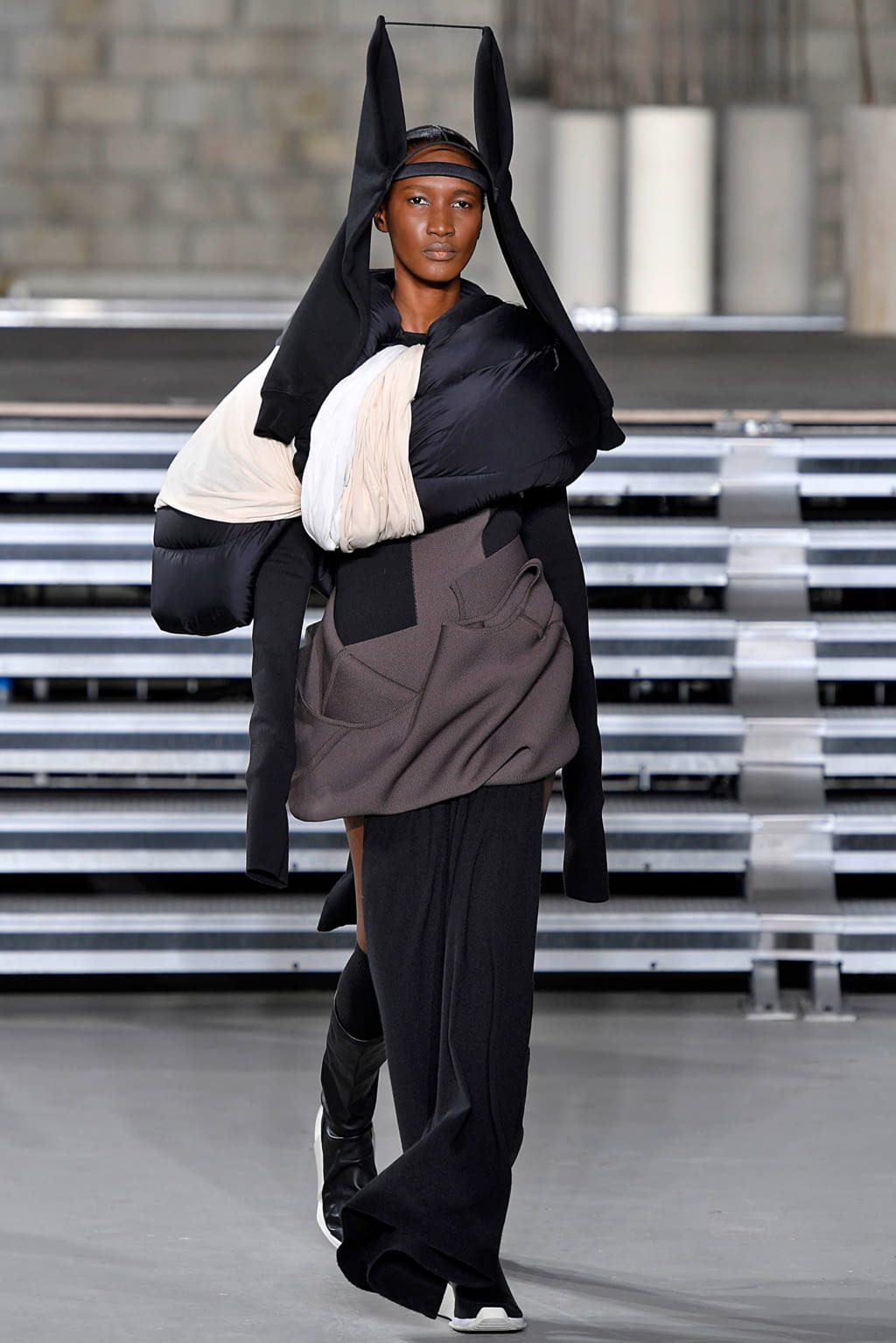 Fashion Week Paris Fall/Winter 2017 look 6 from the Rick Owens collection womenswear
