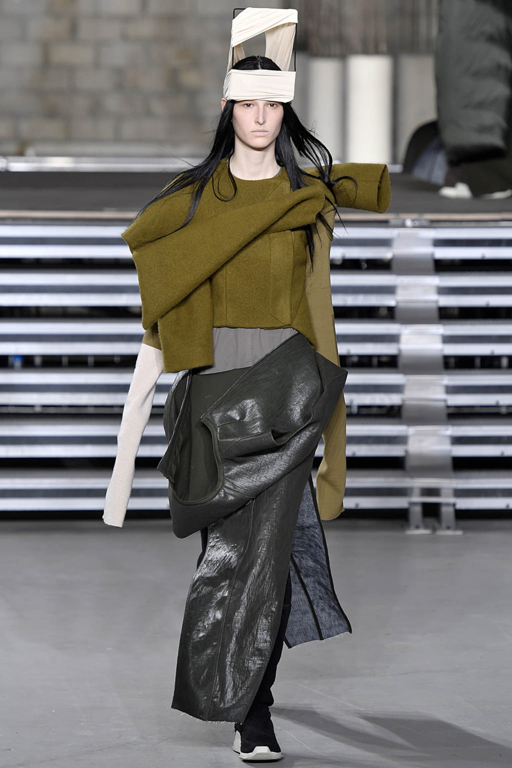 Fashion Week Paris Fall/Winter 2017 look 13 from the Rick Owens collection womenswear