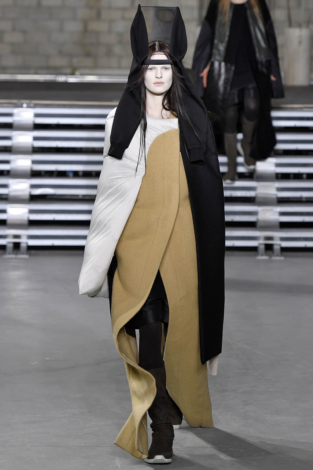 Fashion Week Paris Fall/Winter 2017 look 16 from the Rick Owens collection 女装